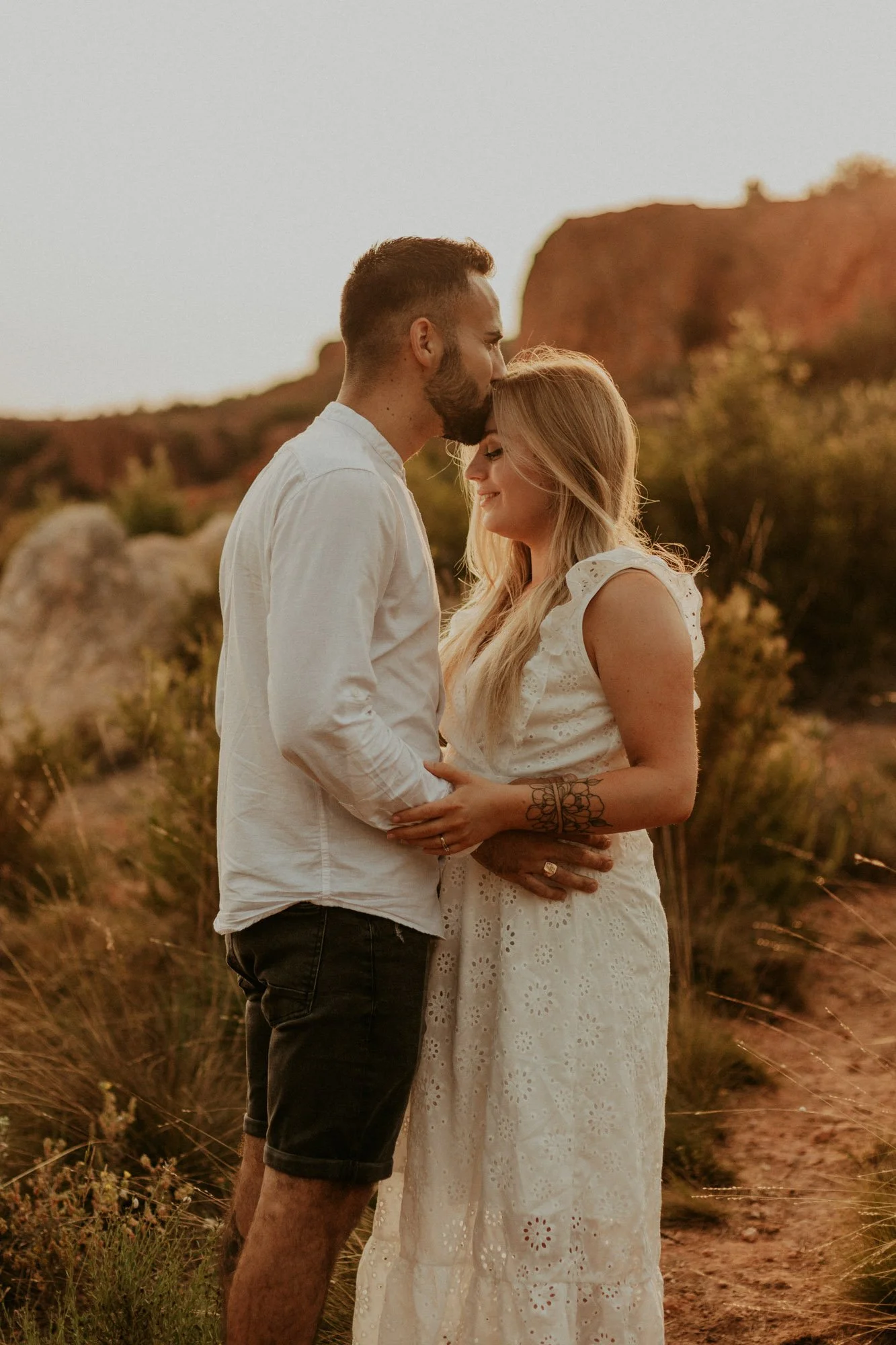 séance photo engagement romantique aux terres ocres