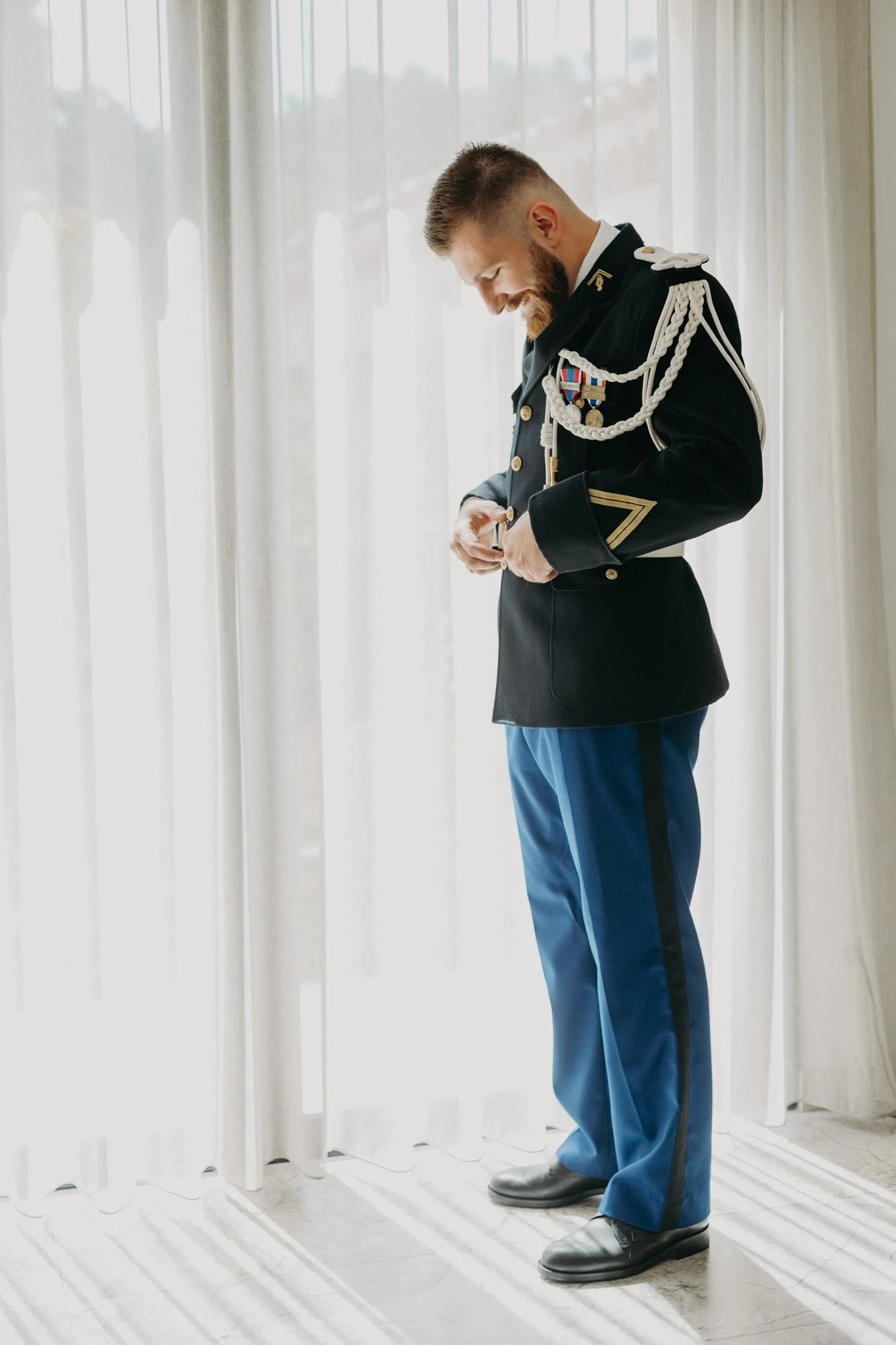 habillage du marié en tenue de gendarme