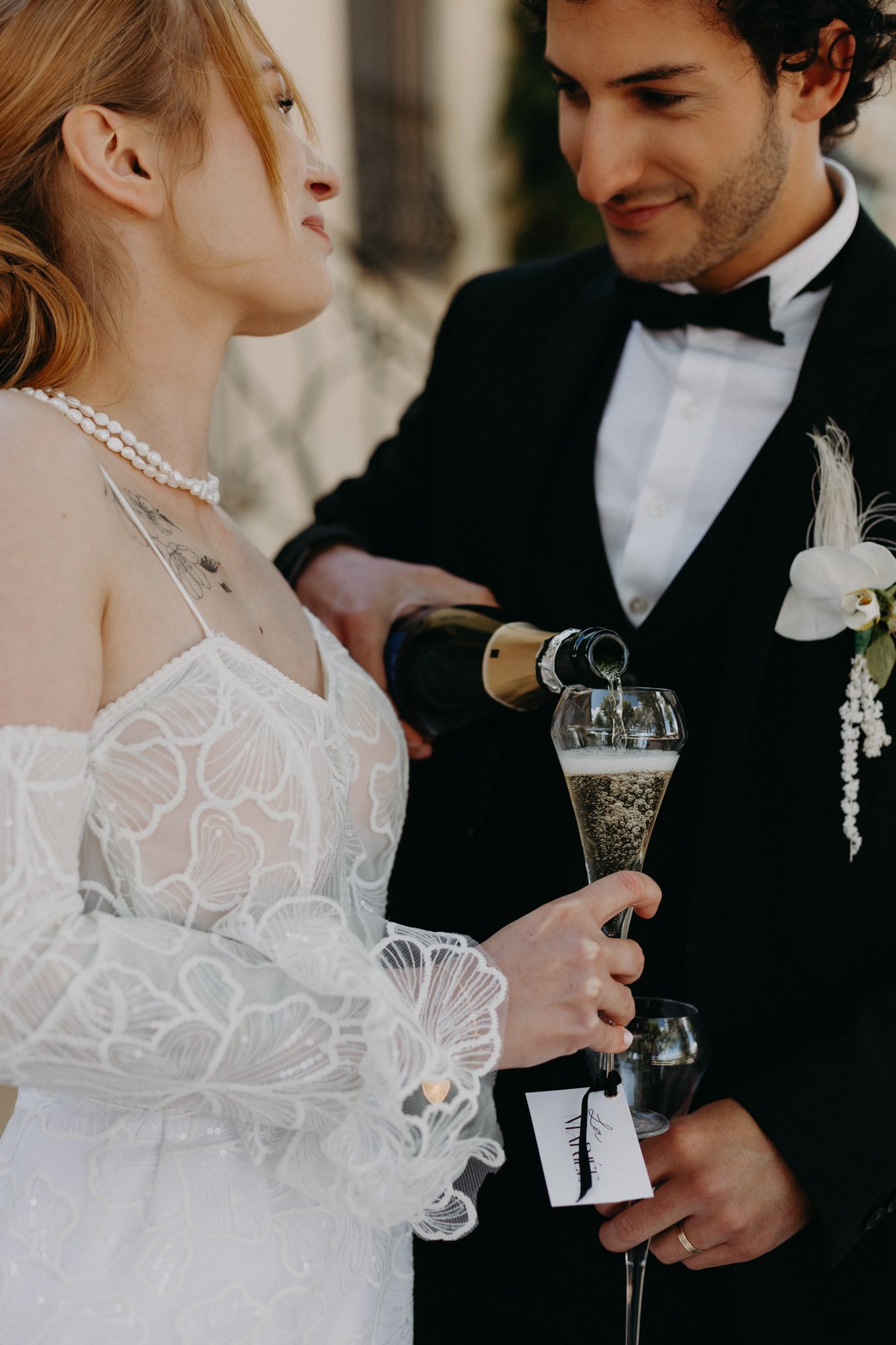 mariés tenant une coupe de champagne