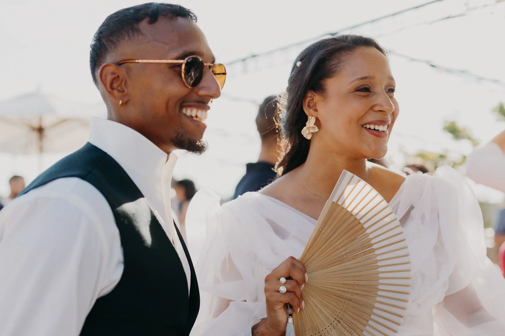 couple jeune mariés souriant en Provence