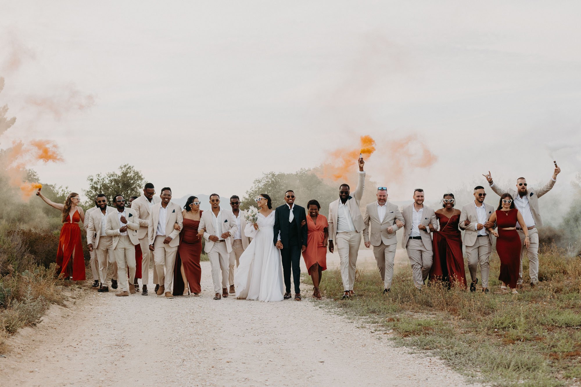 photo de groupe mariage avec fumigènes