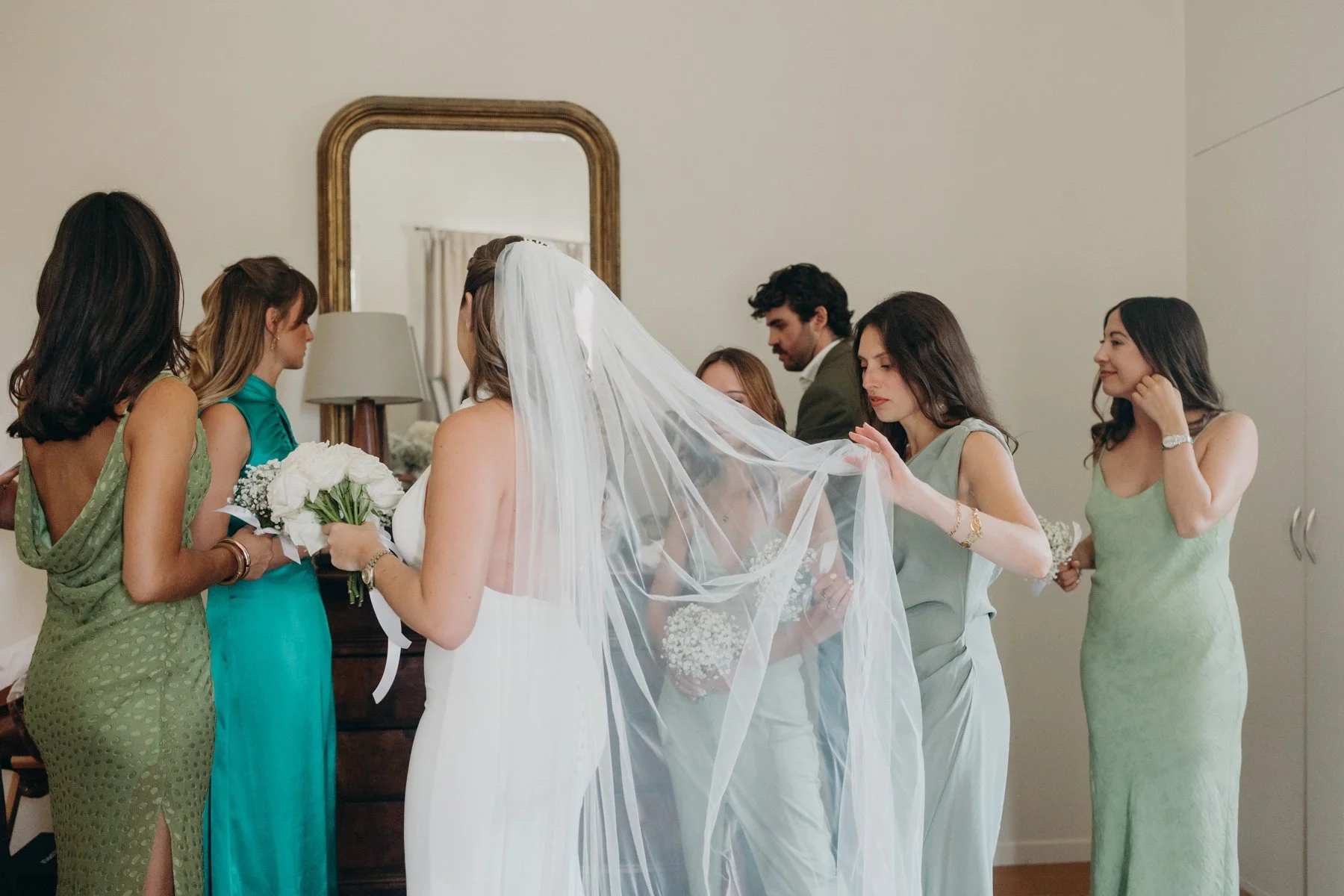 mariée qui se prépare avec ses demoiselles d'honneur