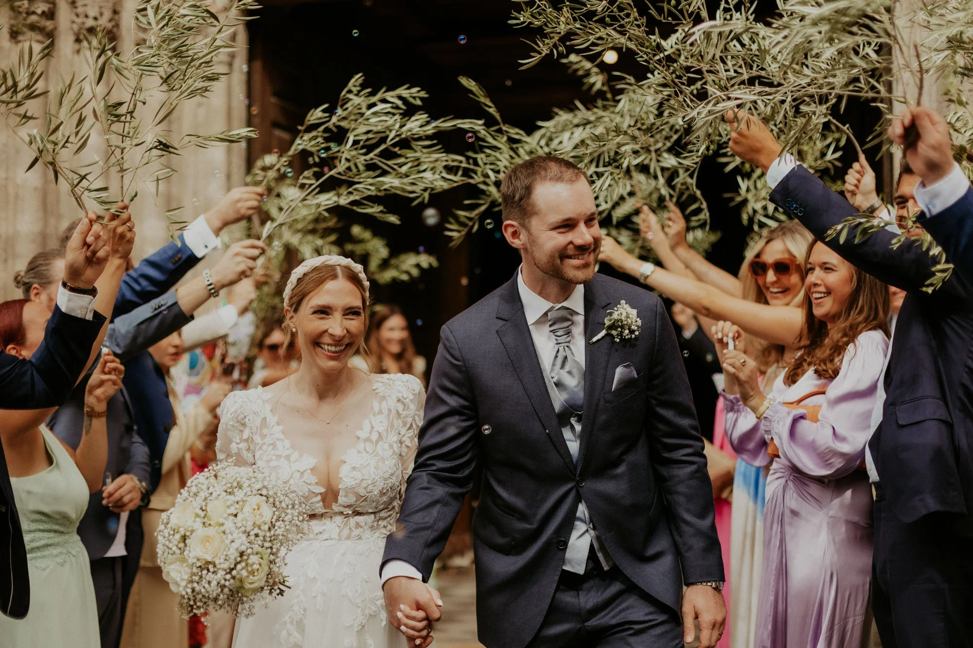 sortie cérémonie mariage sous les branches d'oliviers