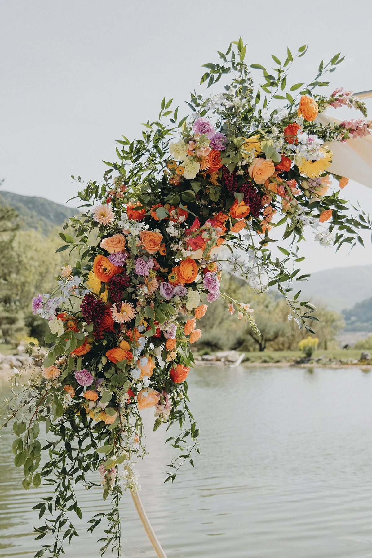 arche de cérémonie mariage coloré en provence