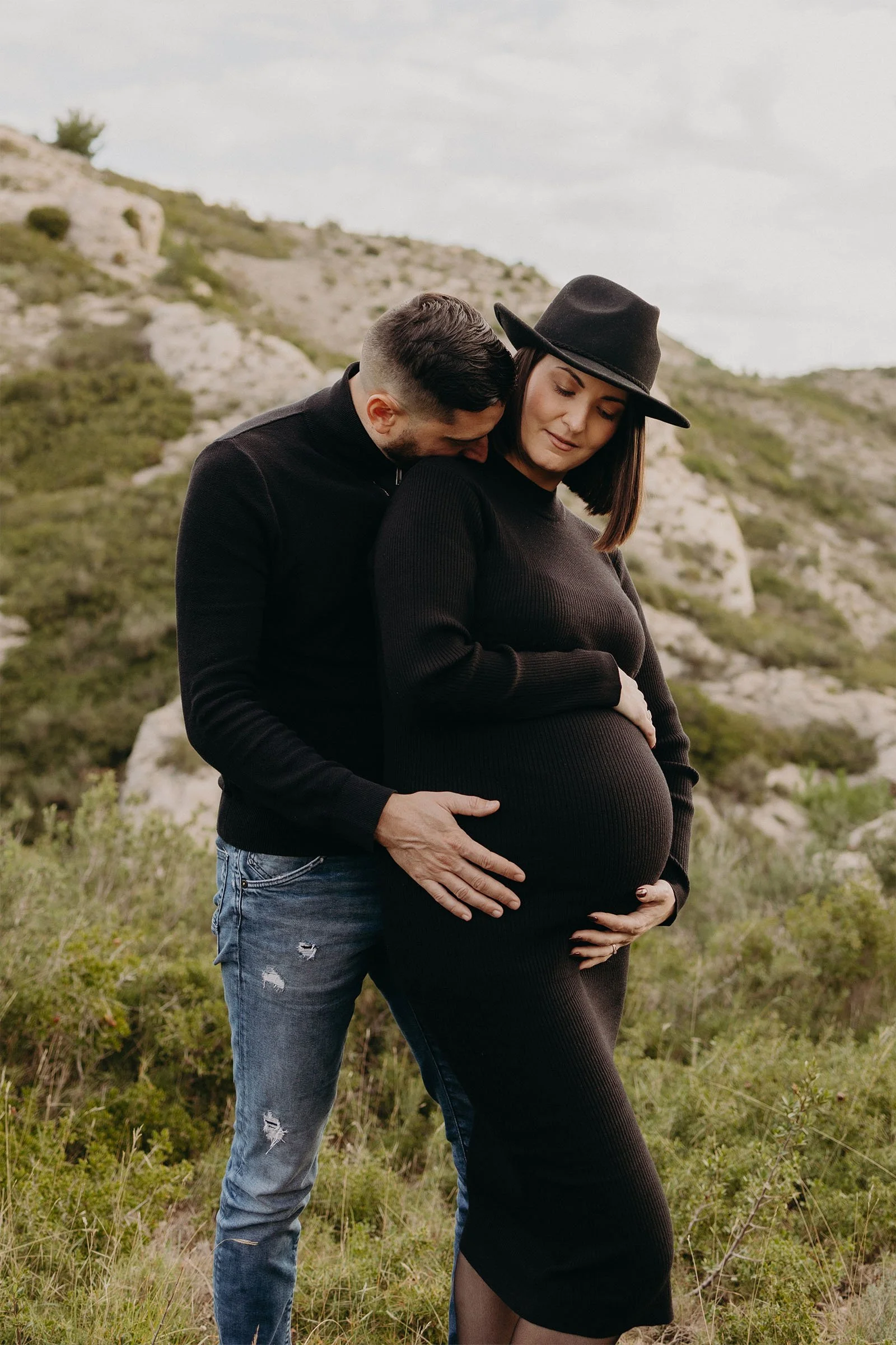 couple de futurs parents dans un paysage de collines au Rove sur la Côte Bleue