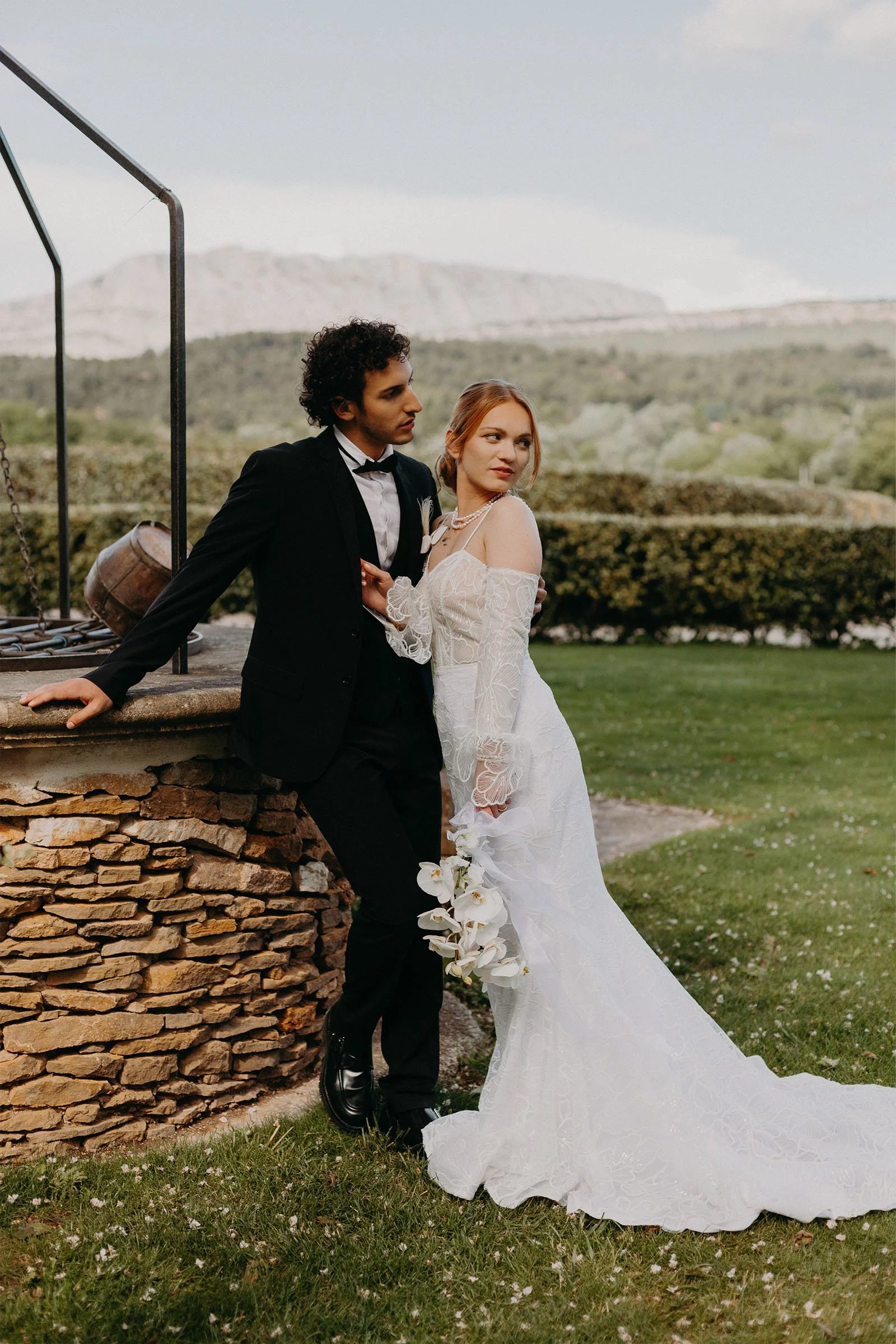 couple de mariés au Domaine de Valbrillant devant la montage Sainte-Victoire à Aix-en-Provence