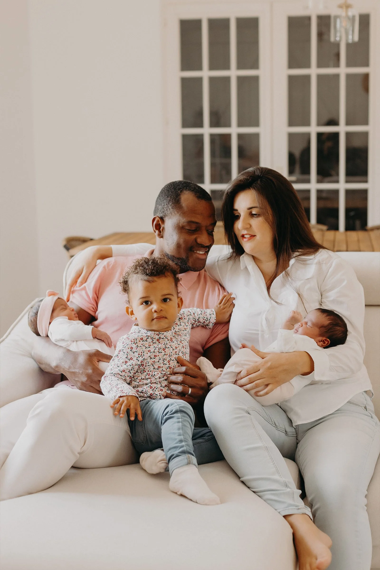 séance photo naissance à domicile sur le canapé avec deux bébés