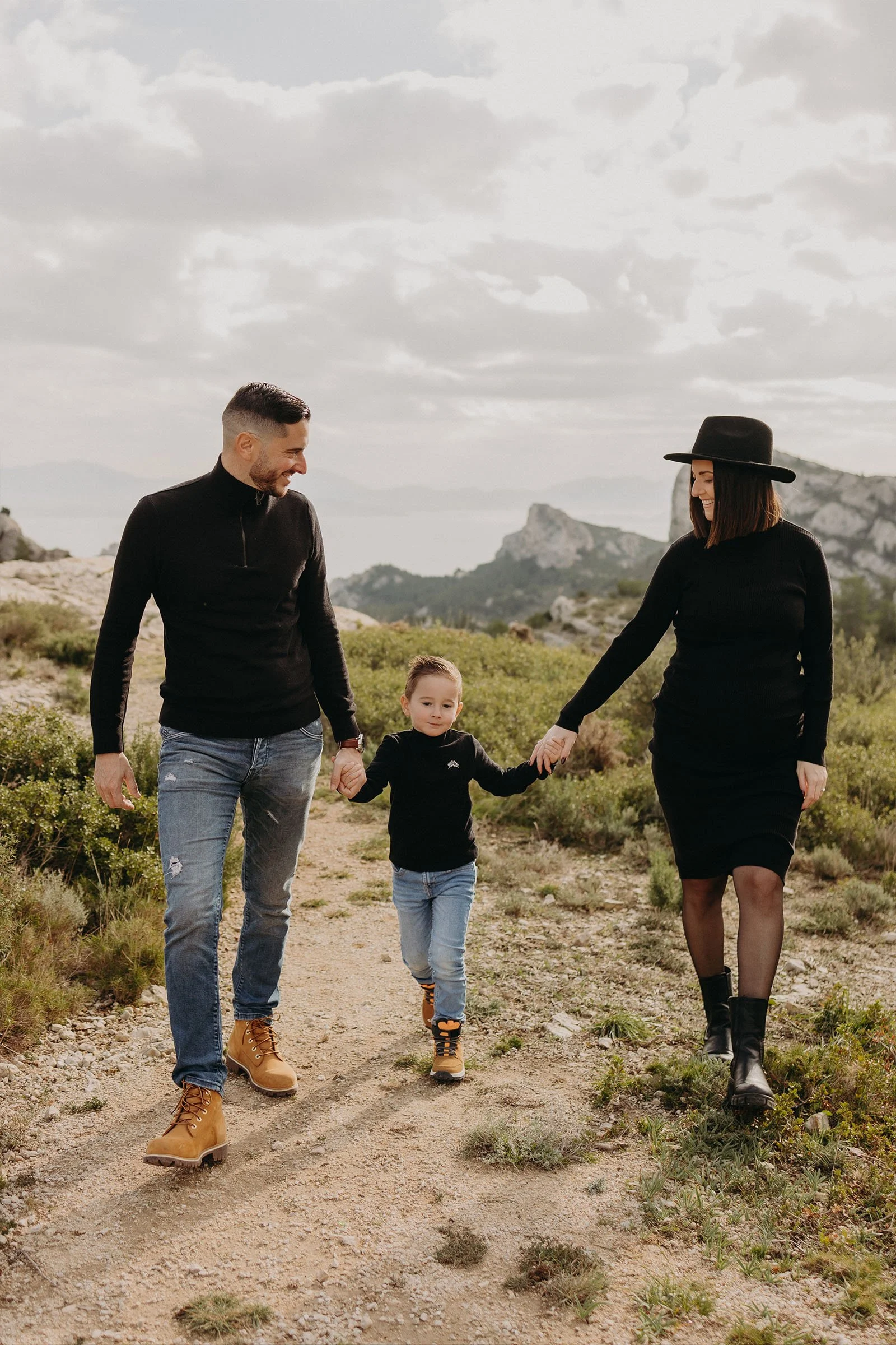 séance photo famille marchant dans la nature avec les collines de la Côte Bleue en arrière-plan