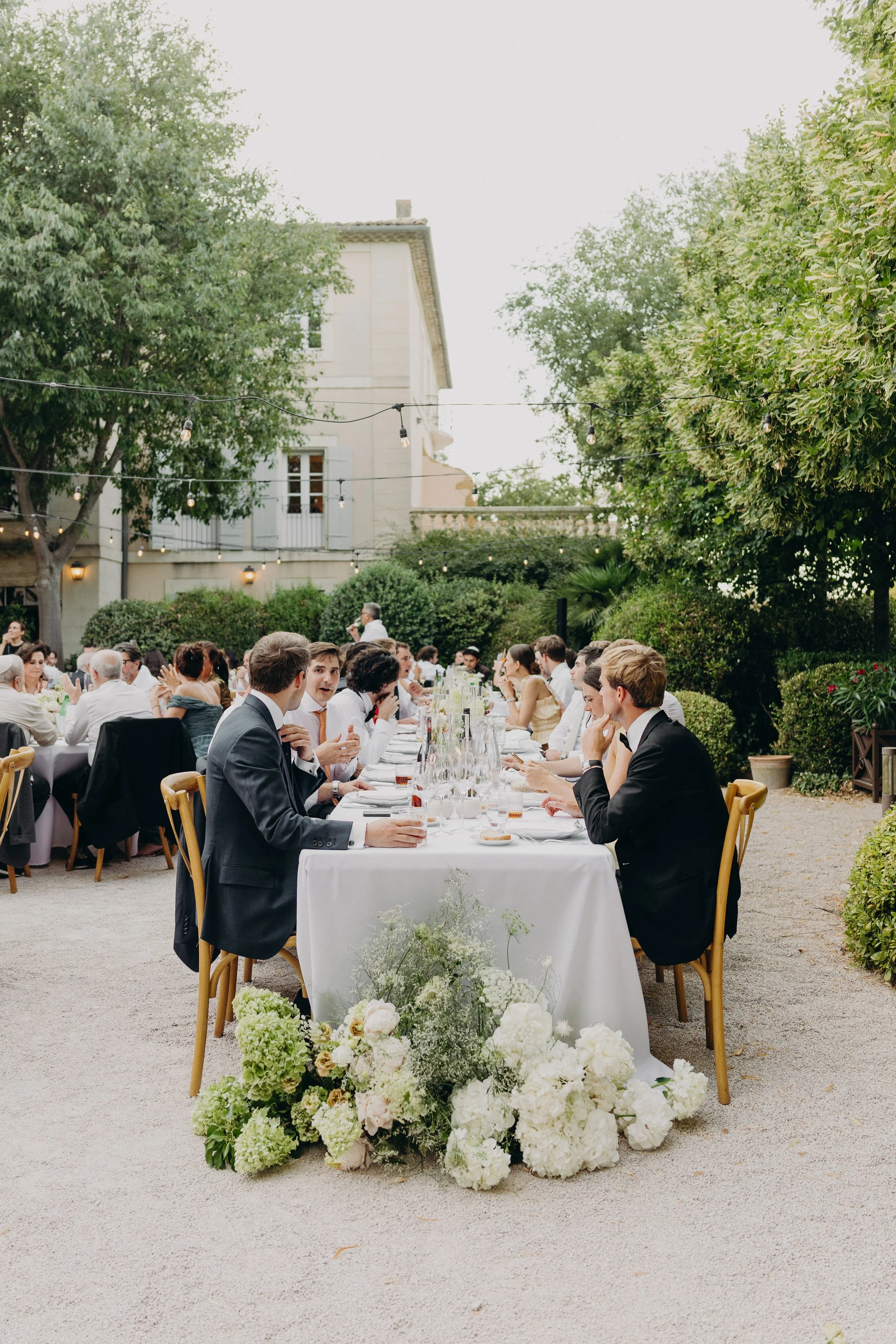  Réception de mariage en extérieur au Château La Tour Vaucros en Provence