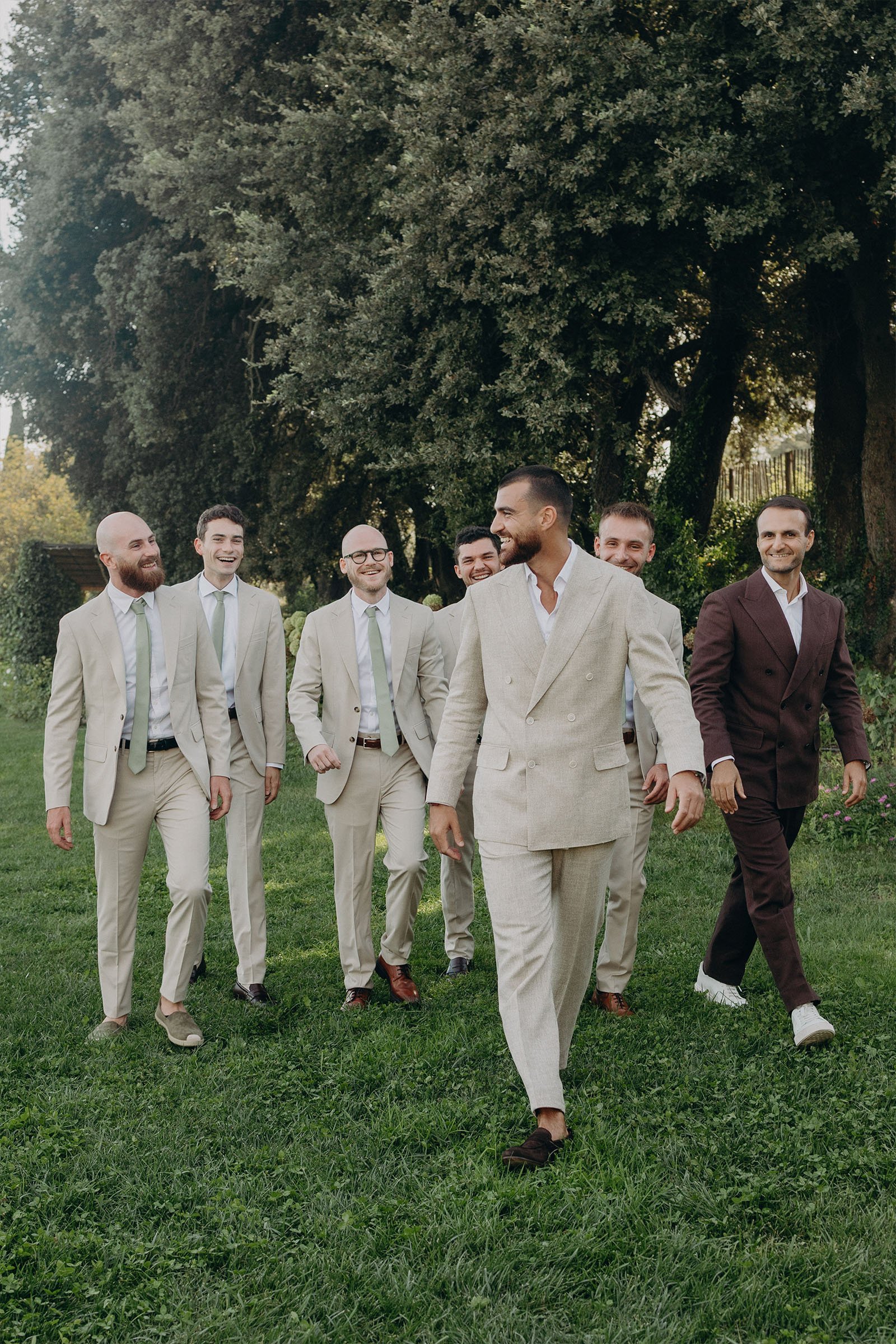 groupe garçon d'honneur en costume élégant au Mas des Costes en Provence