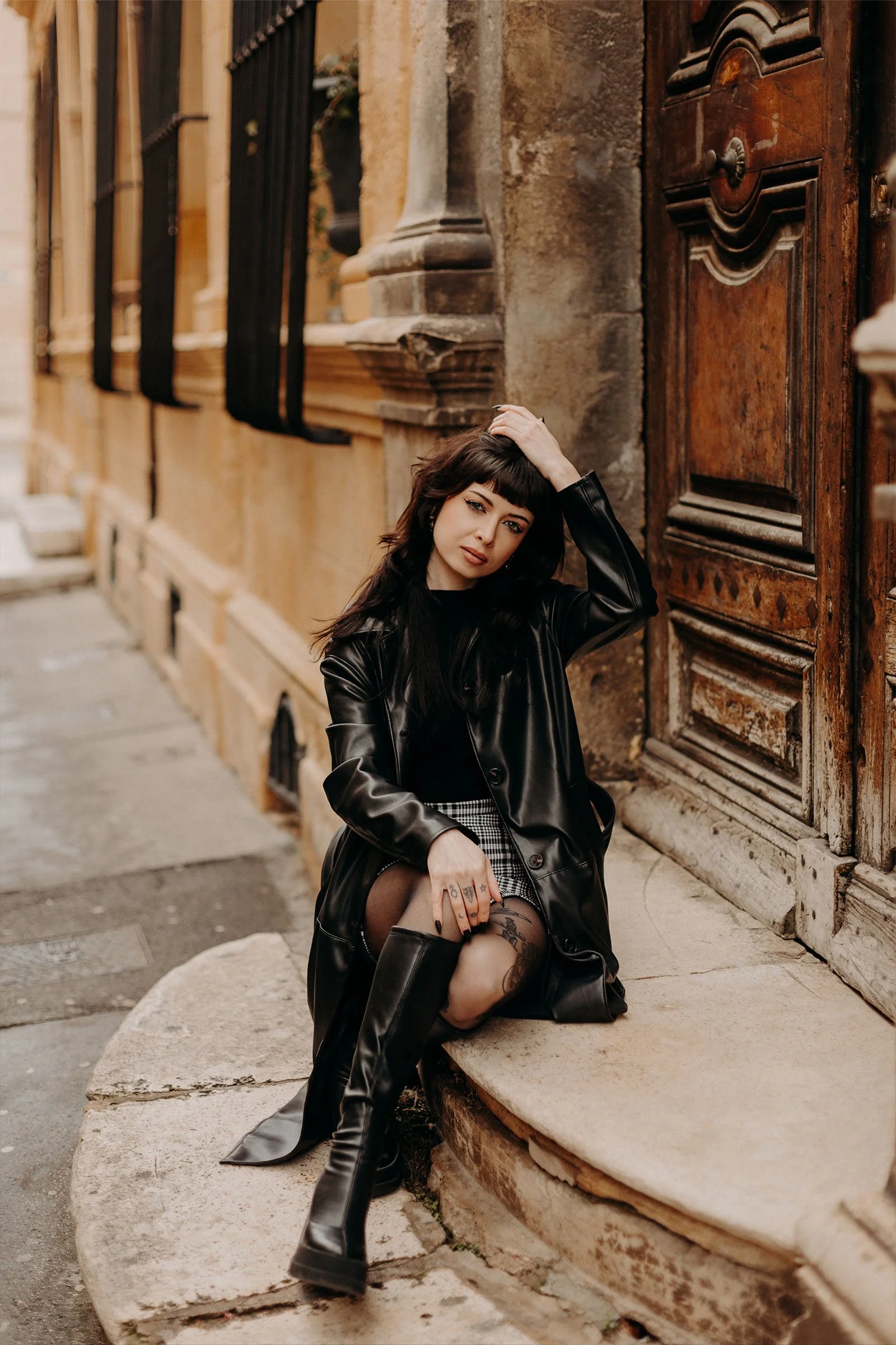 jeune femme assise pour une séance photo portrait à AIx-en-Provence