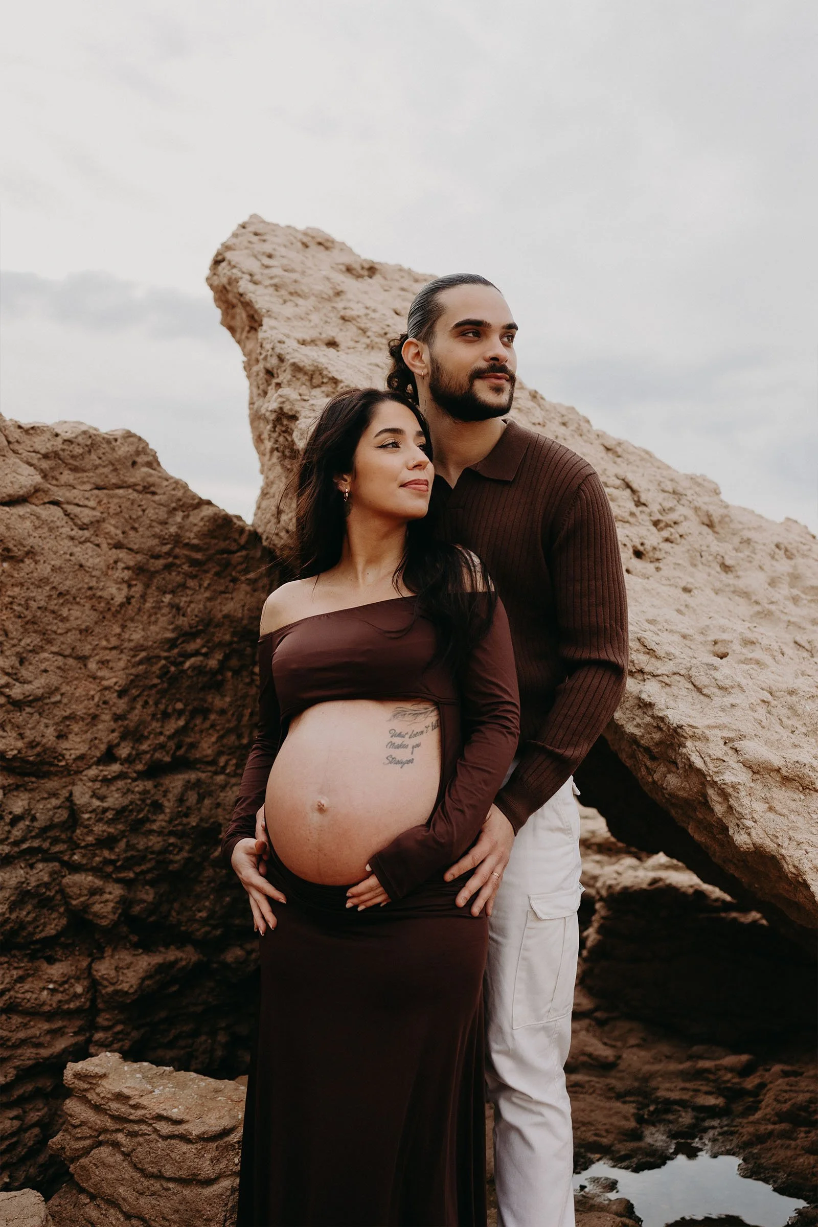 séance photo grossesse en couple aux carrières de pierre de Martigues