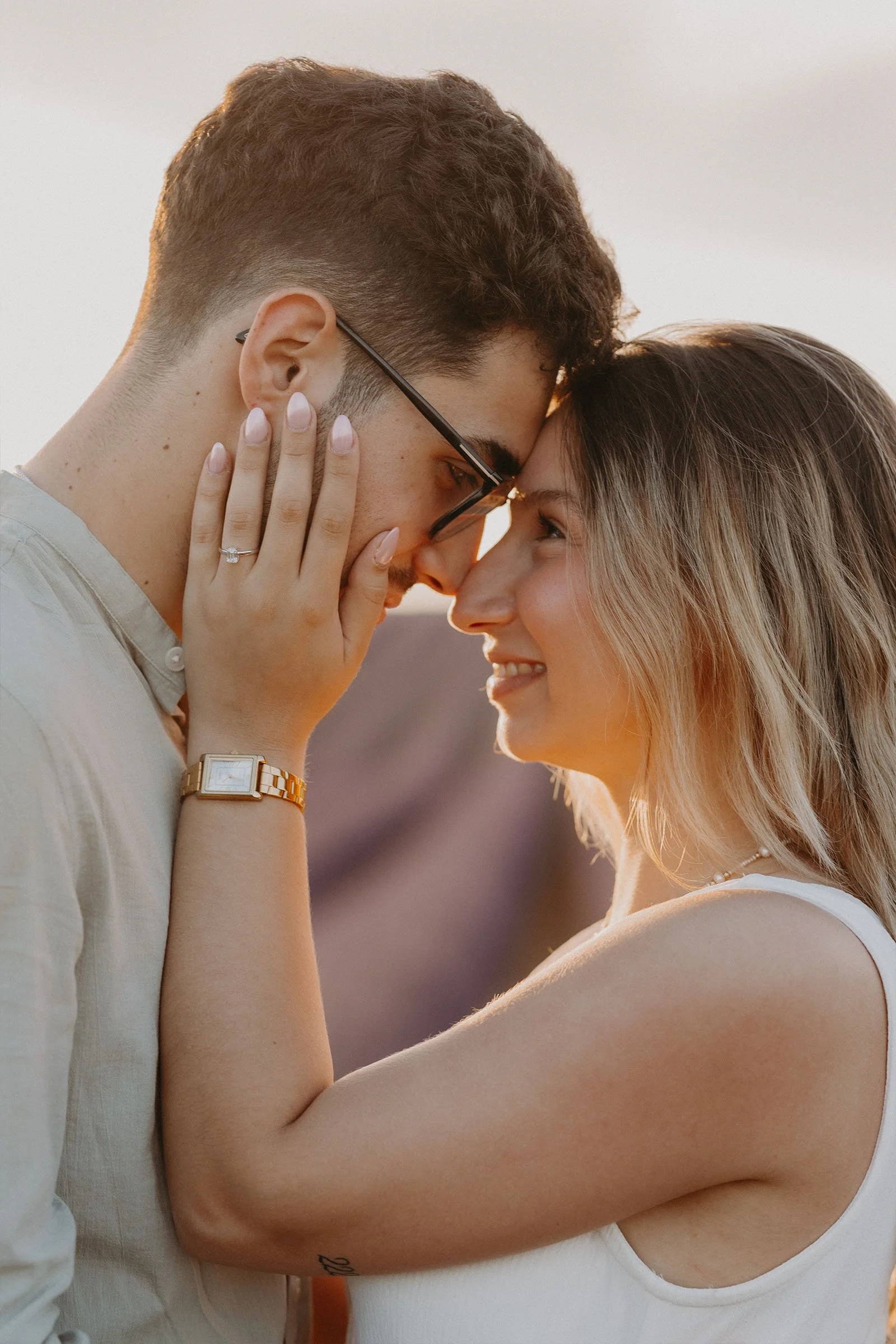 couple souriant après une demande en mariage dans les champs de lavande