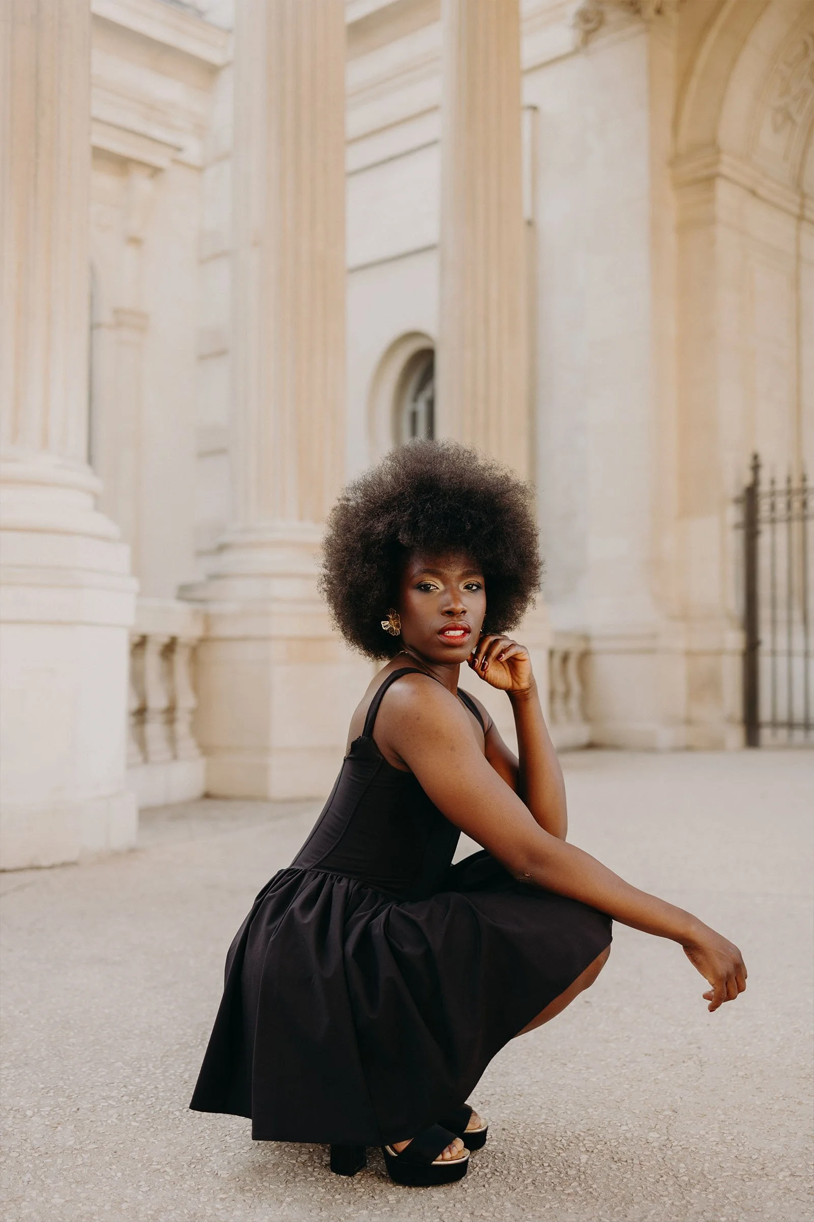 portrait jeune femme noire avec une coiffure afro portant une robe noire au Parc Longchamp à Marseille