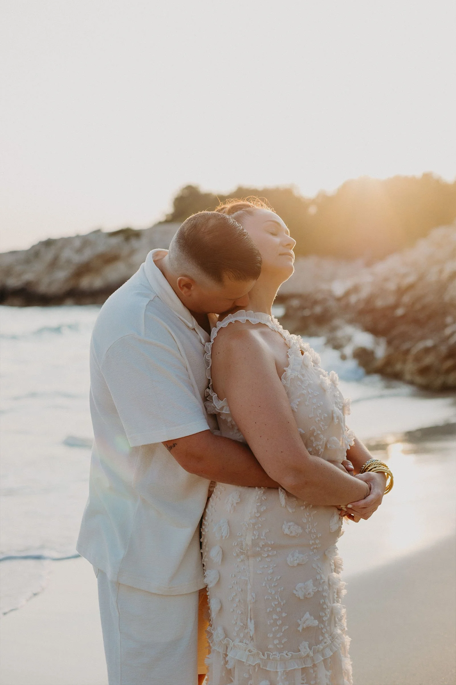 séance photo romantique sur la plage au coucher du soleil à Carry-le-Rouet