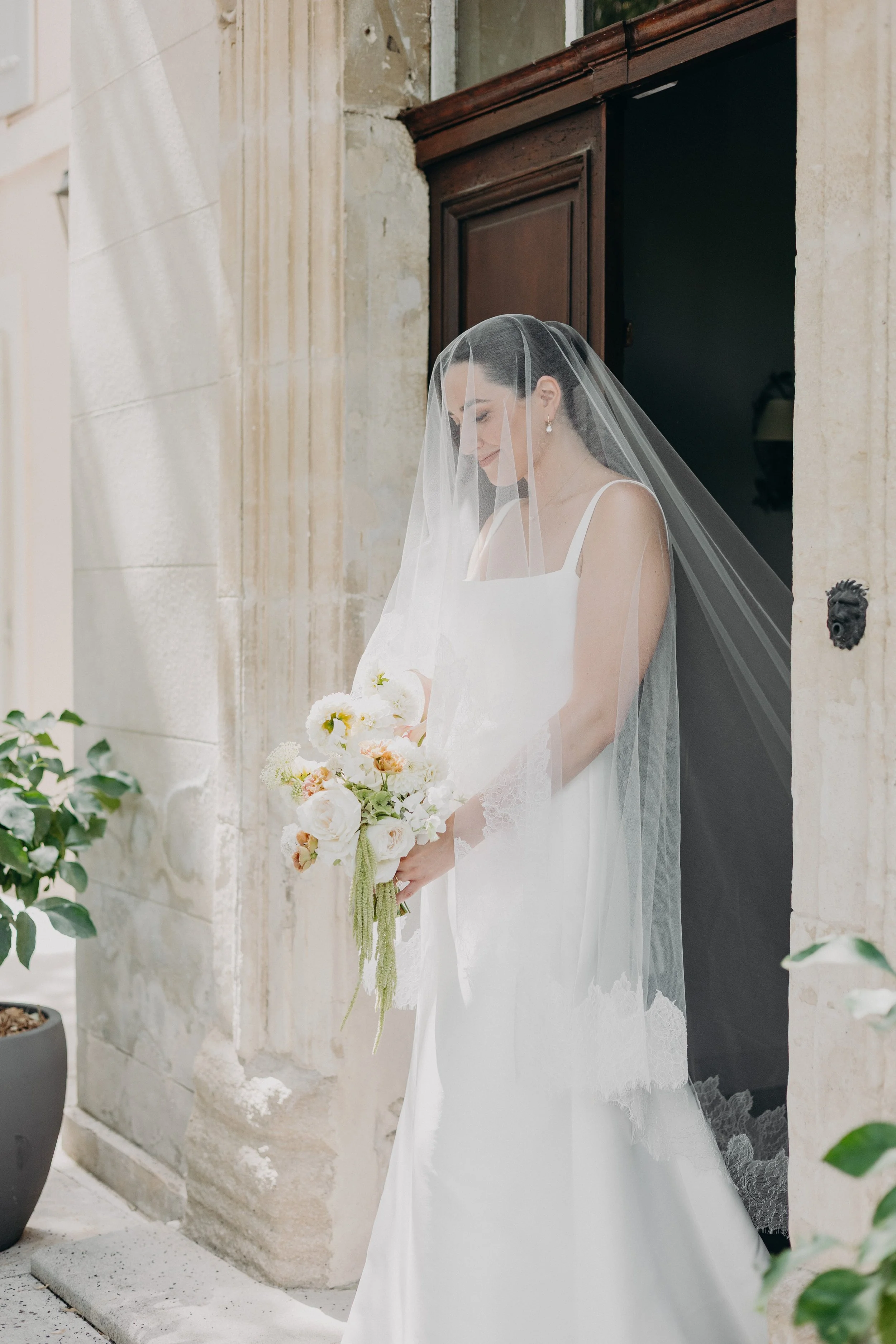 Photo éditoriale mariée avec son voile  au Château La Tour Vaucros en Provence