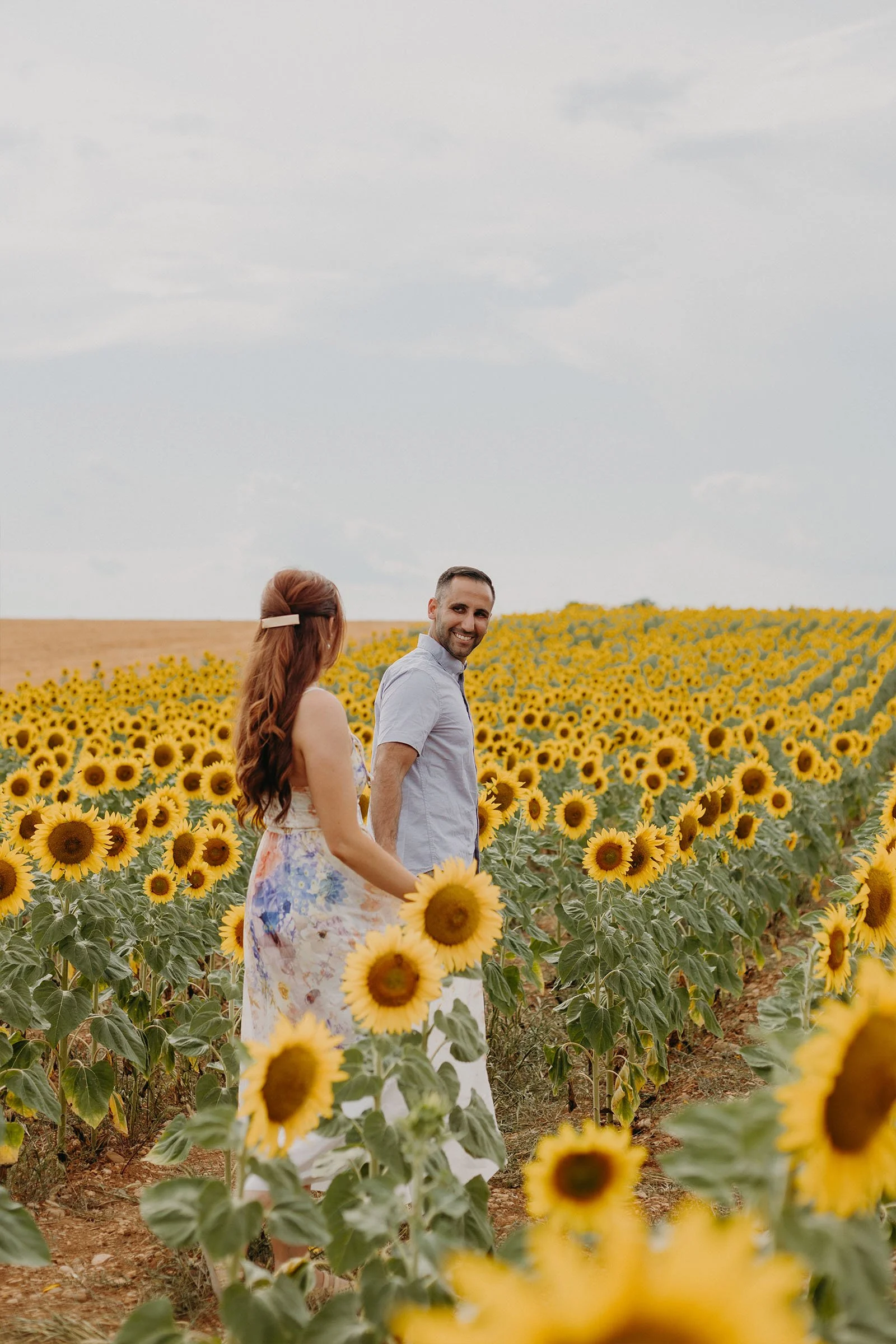 couple dans un champ de tournesols à Valensole en Provence