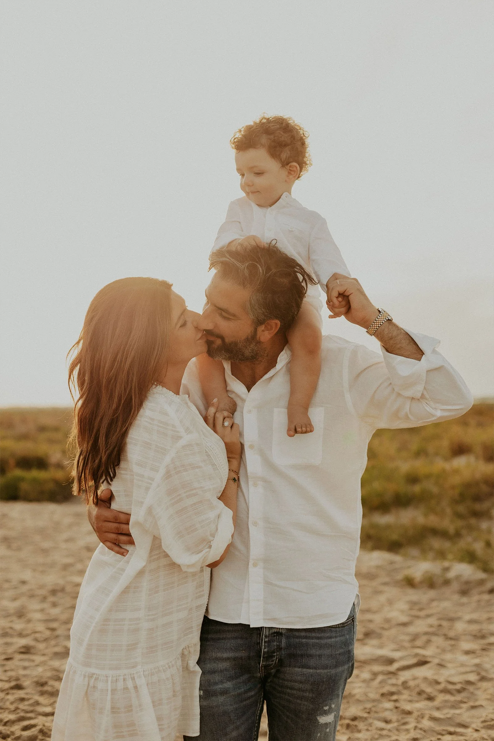 couple avec leur enfant sur les épaules lors d'une séance photo famille en Camargue