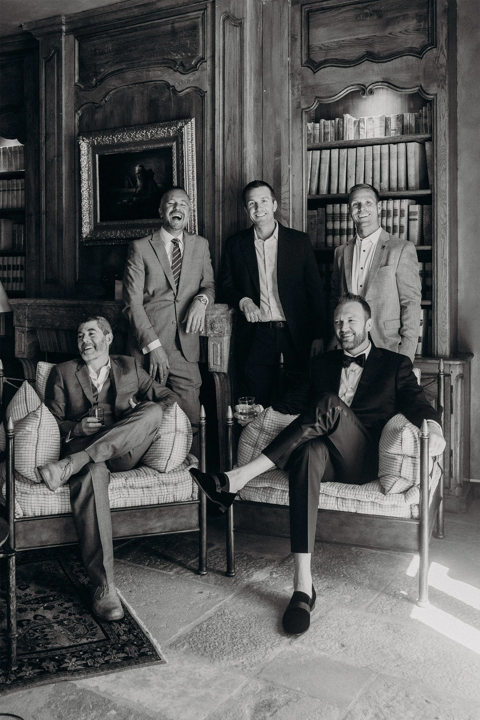 garçons d'honneur en costumes élégants dans une bibliothèque au Château les Crostes en Provence