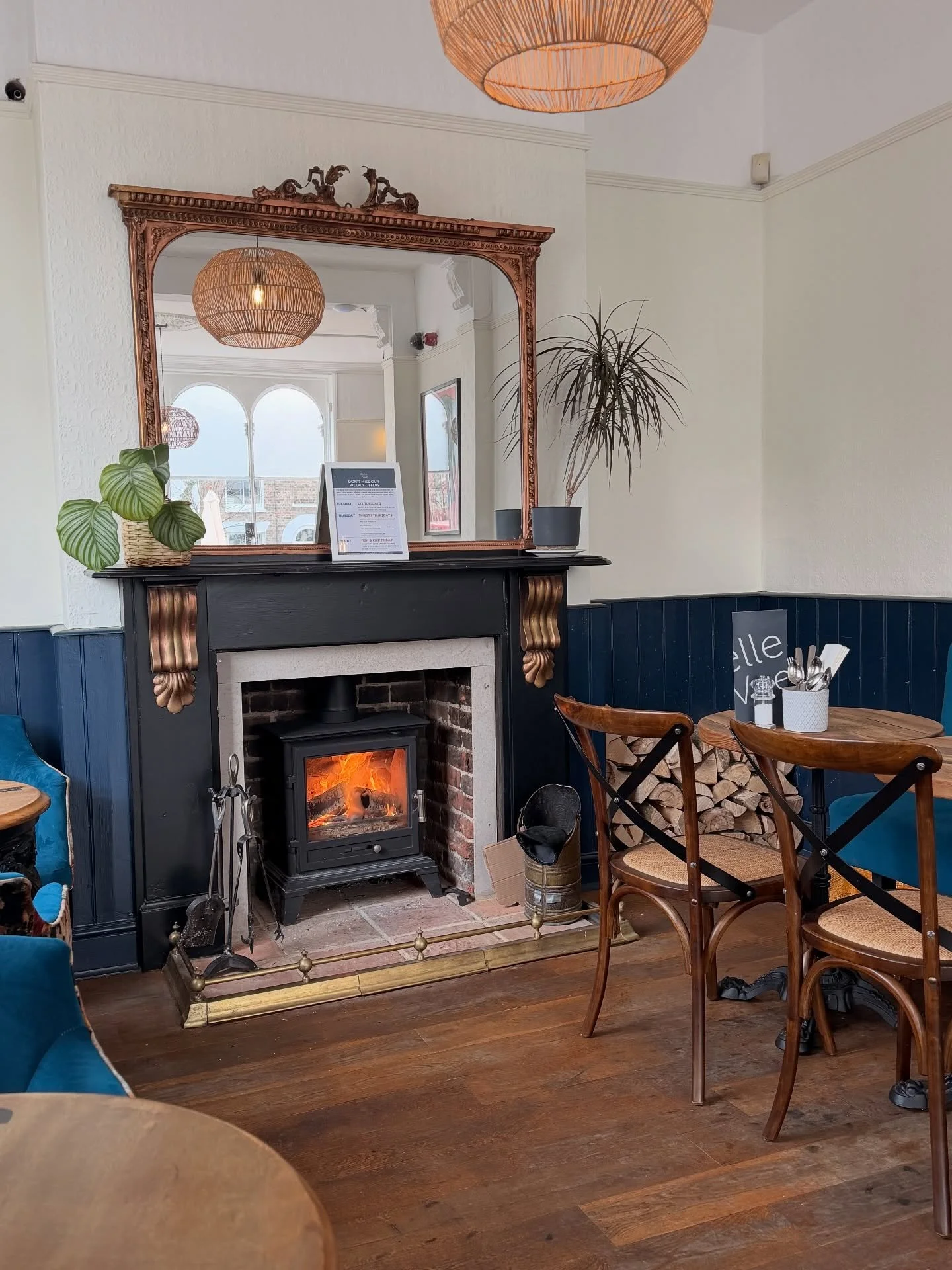 Happy Friday! How will you celebrate the weekend? 🔥

When the weather lets you down we&rsquo;ve got the perfect cosy fire to warm the heart and soul ❤️&zwj;🔥