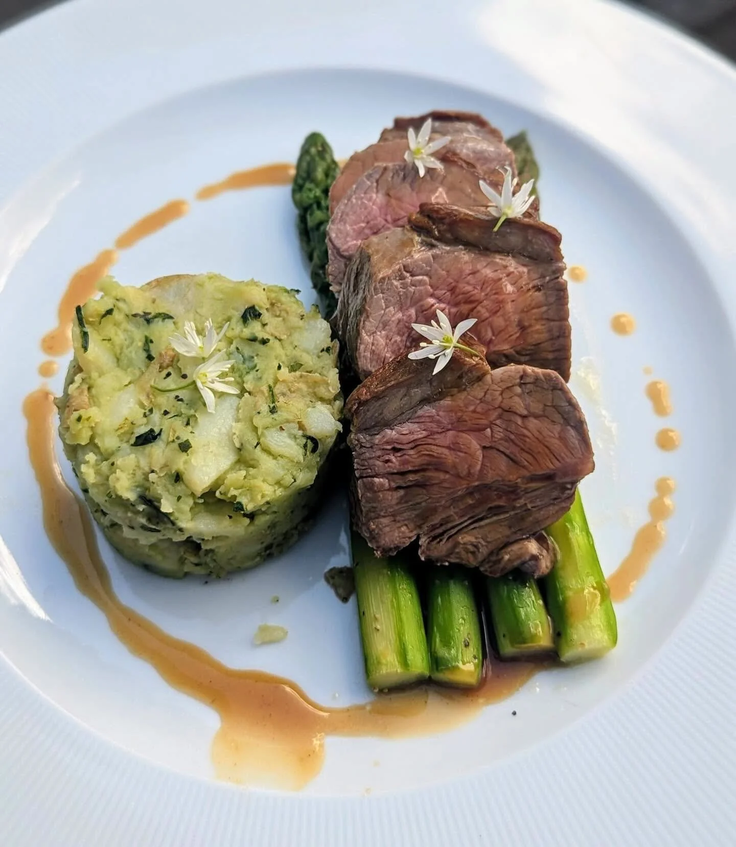 Lamb done right 😍

Perfectly cooked lamb rump, wild garlic crushed potatoes, fresh asparagus and a rich lamb jus to bring it all together 🤌

This one&rsquo;s seriously special&hellip; who&rsquo;s trying it first? 🥂

#lamb #localpub #norwich