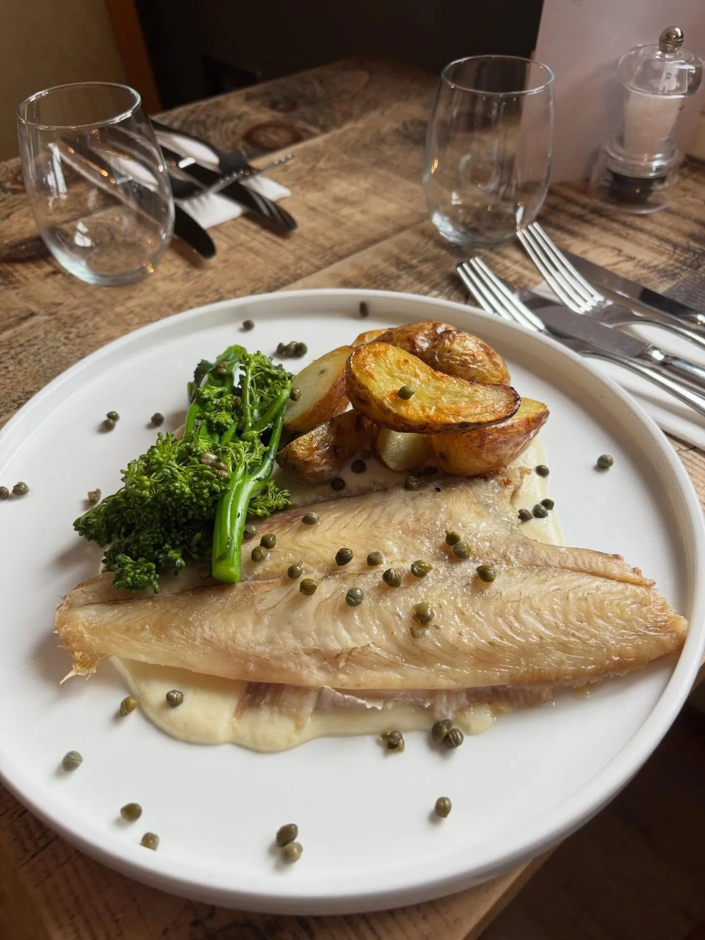 🚨 New Special Alert 🚨 

On for the weekend we have a gorgeous Megrim Sole with Parsnip Puree, New Potatoes, Tenderstem and Capers

If you plan on joining us this weekend, call ahead on 01953 861247 or follow the link in our bio to book online.