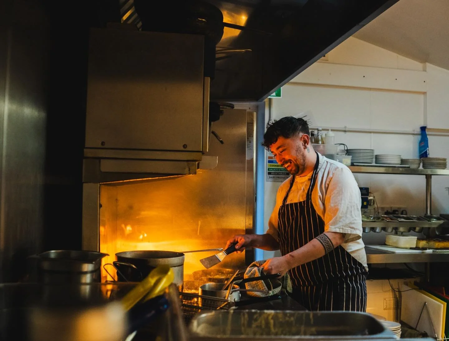 Our team are always ready to serve you your favourites 🌟 From the kitchen team preparing our classic beef burgers (amongst all the other delicious plates we offer) to our front of house team, serving you a cracking pint of beer or crafting our fanta