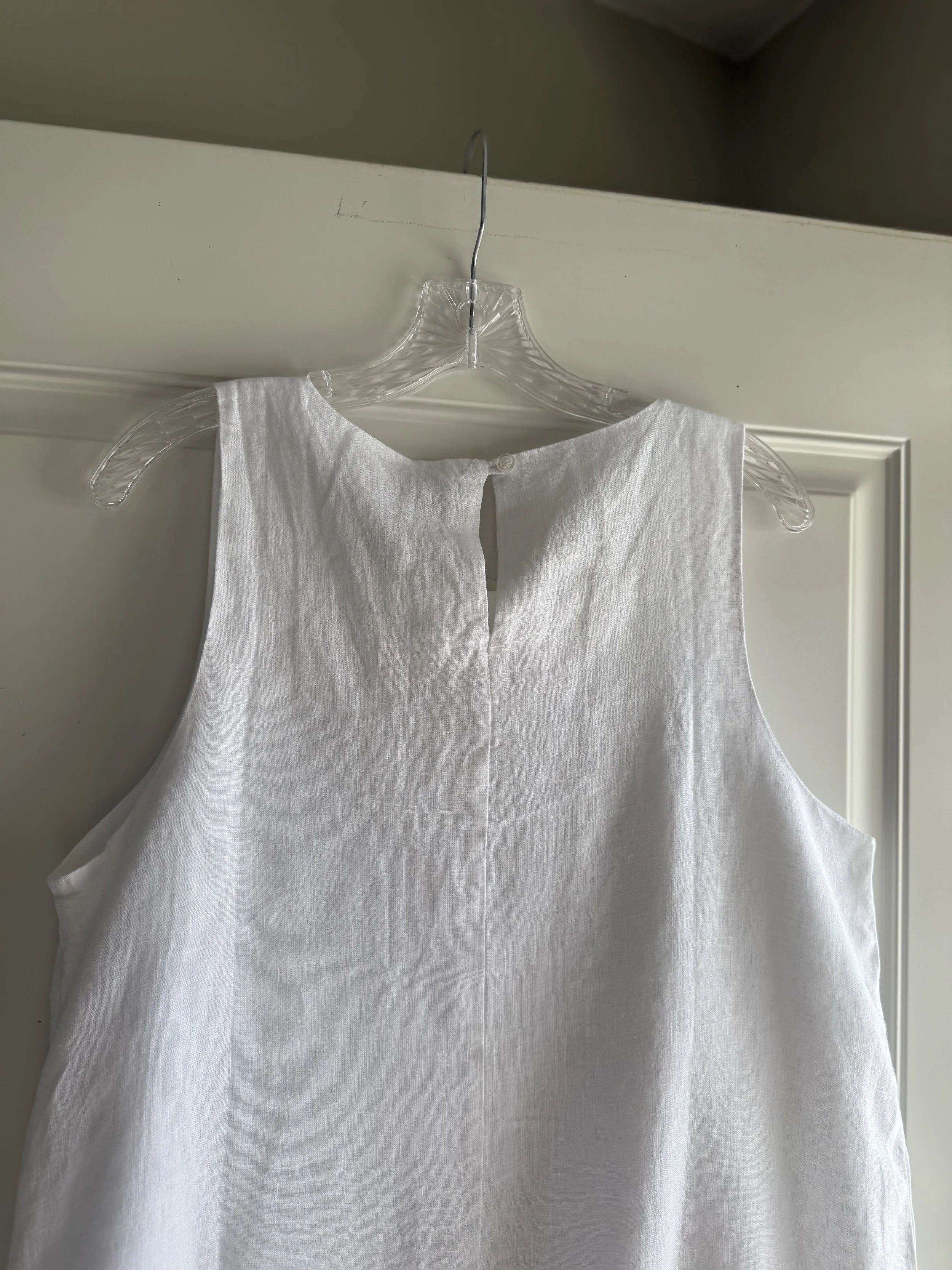 White Linen Dress, Keyhole Closure.jpeg