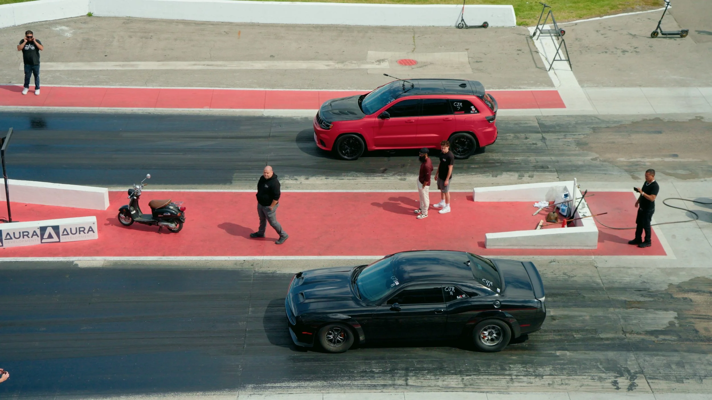 Hellcat Redeye Beats 9-Second Jeep Trackhawk in Close Drag Race