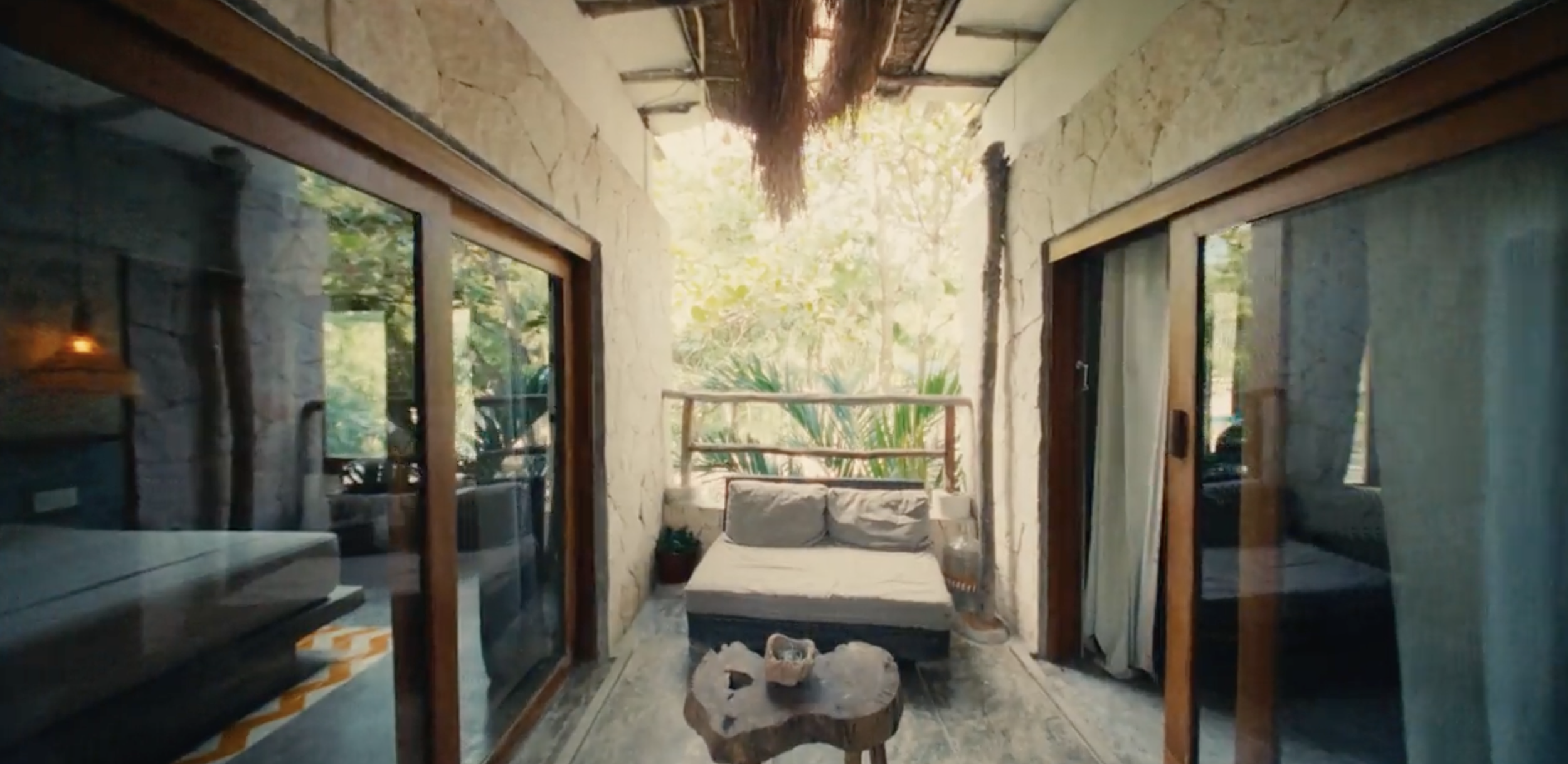 Balcón con vista a la naturaleza, sillón y mesa de madera rústica