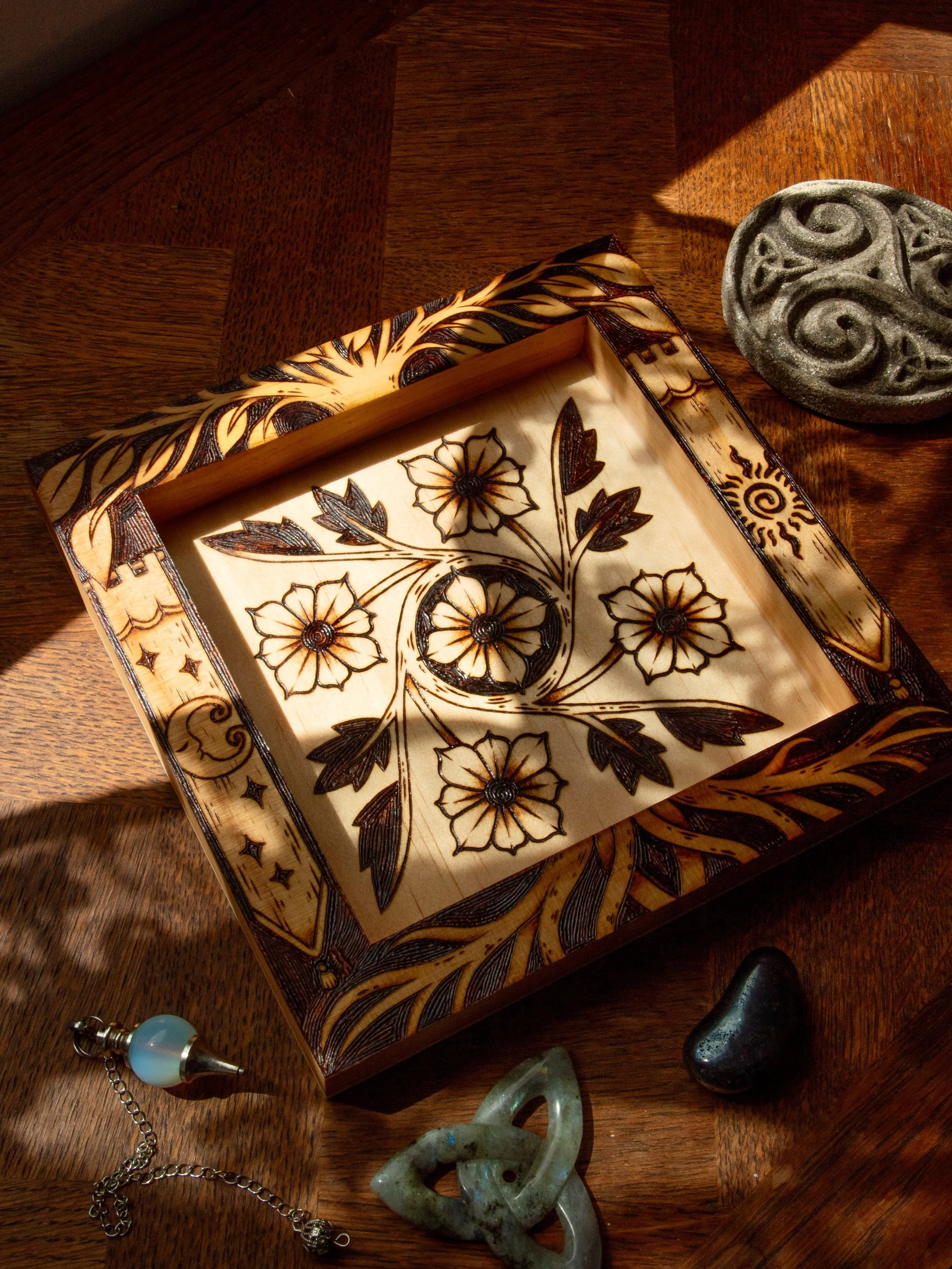 Encore mon plateau 🥲 Je l&rsquo;aime trop 🤣

#pyrography #gravuresurbois #woodburningart #symbolicart #moon