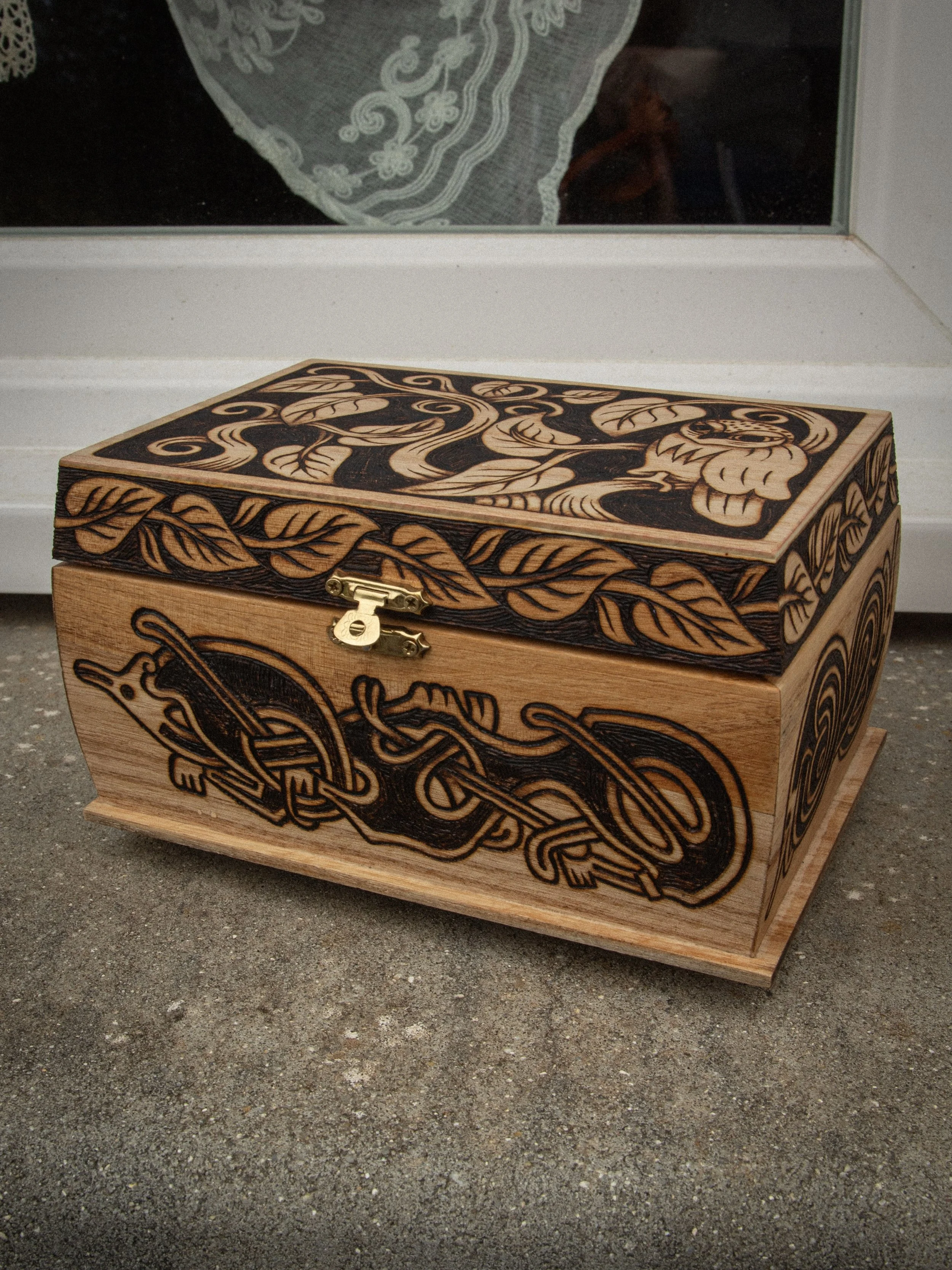 Ma bo&icirc;te en d&eacute;tails 🥰 Elle est disponible sur la boutique en ligne ! 

#boisgrave #woodburning #darkart #handmade #mysticart