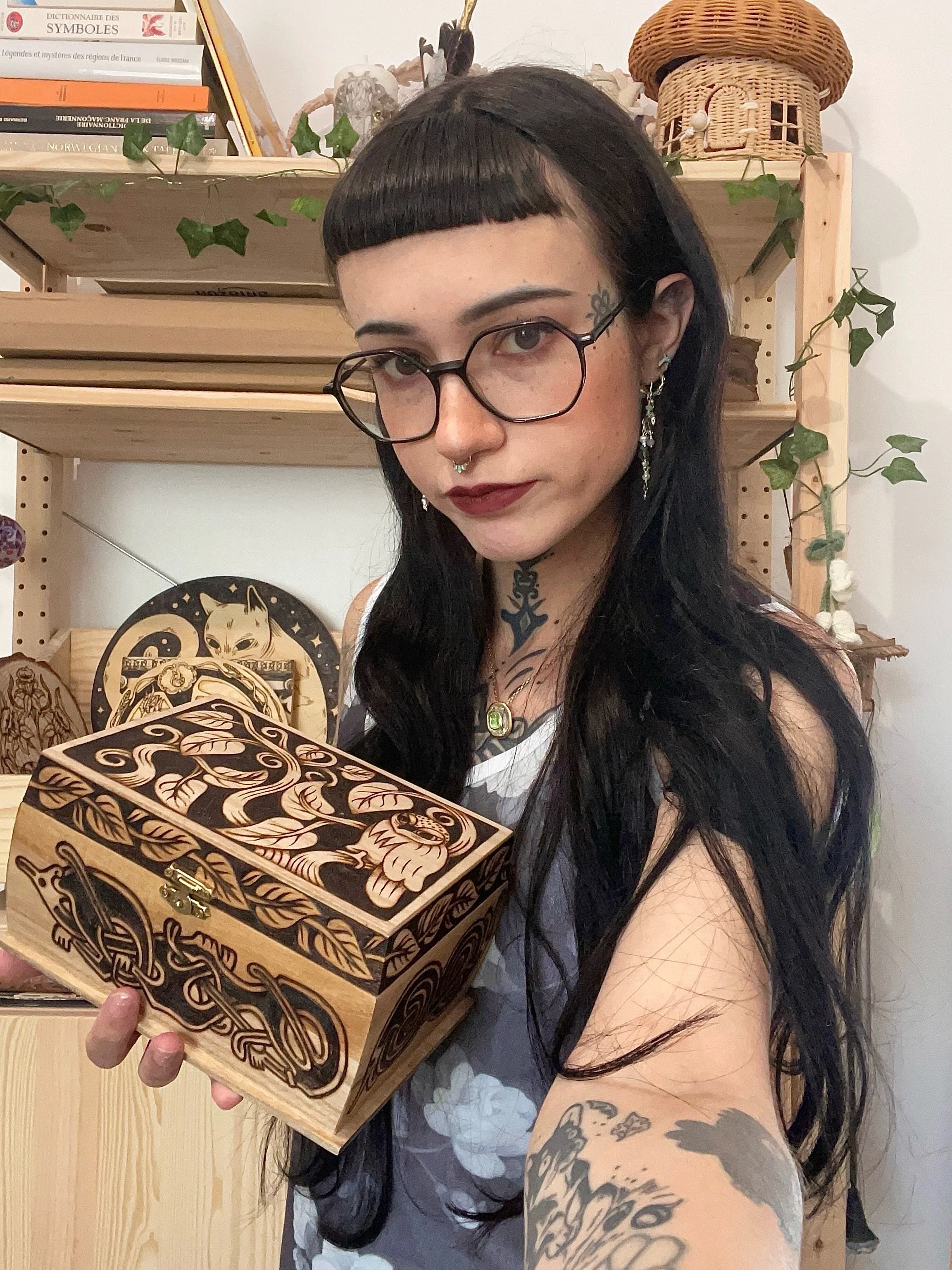 Quelques photos avec mes derni&egrave;res bo&icirc;tes pyrograv&eacute;es 🤎

De la cr&eacute;ativit&eacute;, beaucoup de passion, et le plaisir de vous montrer mon travail 🪵

#pyrogravure #faitmain #artisanat #creation #artisane