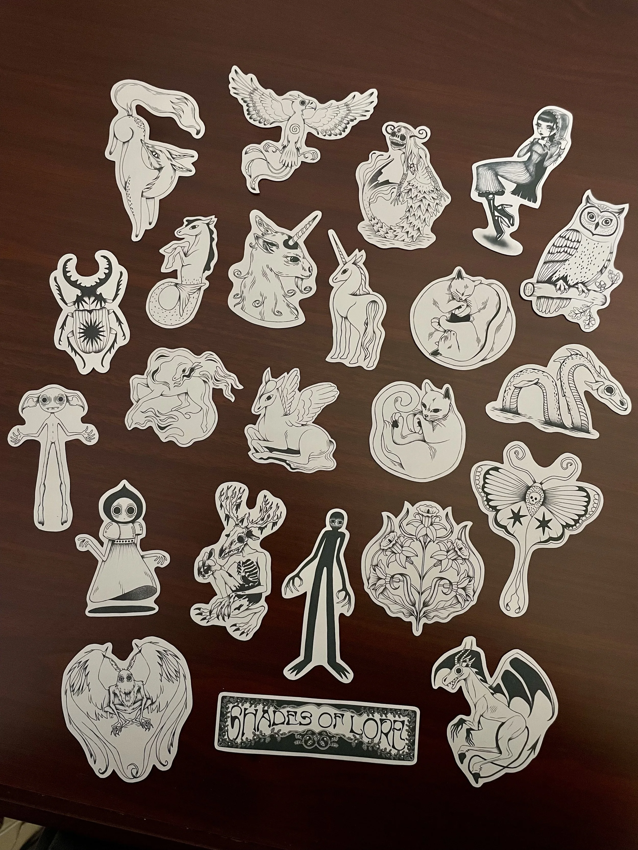 Ensemble de 23 stickers illustrés en noir et blanc de style croquis vintage et mystique, vus un à un à plat.
