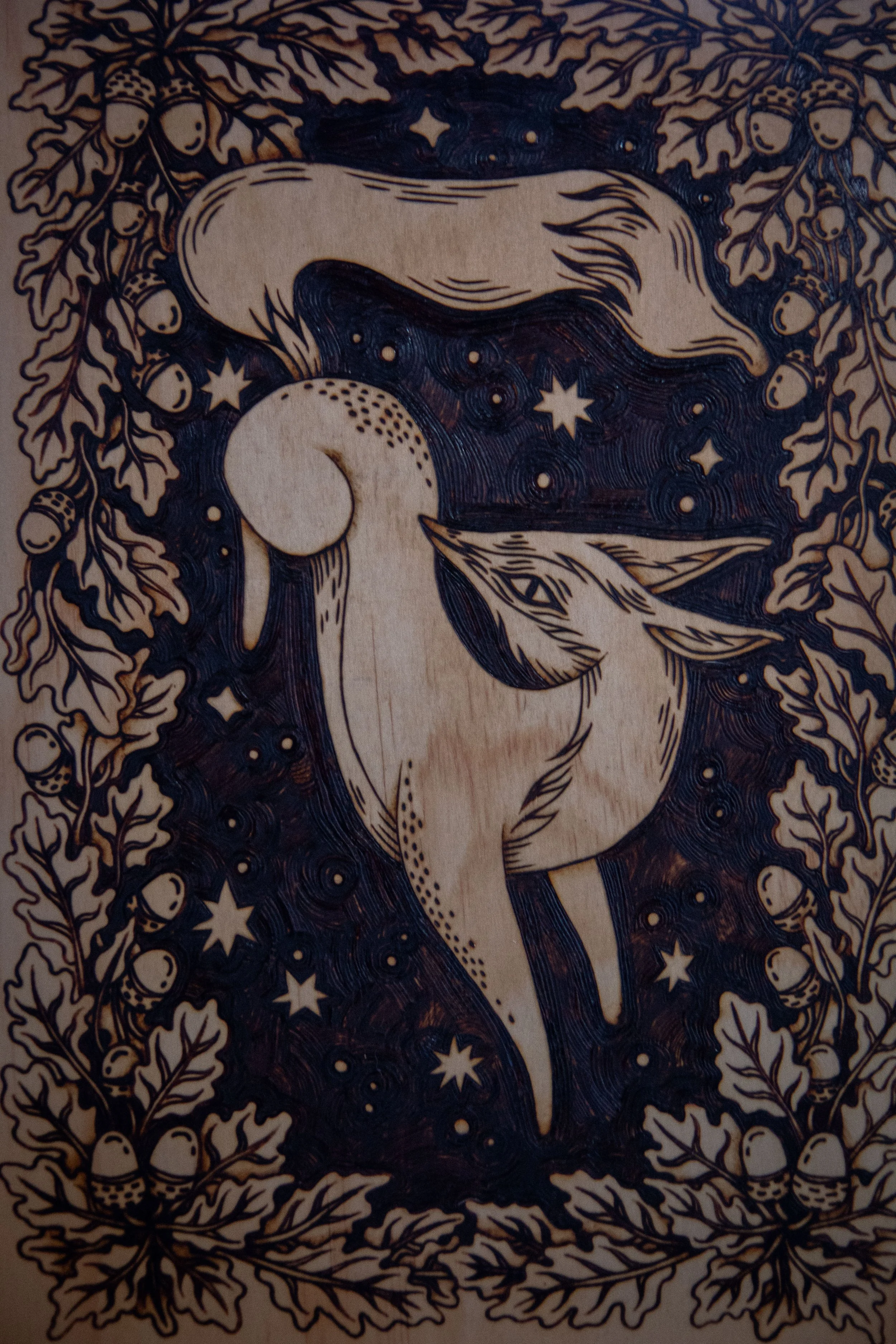 Magnifique plaque en bois artisanale finement pyrogravée à la main, représentant un renard mystique aux détails ombrés au cœur de la forêt.