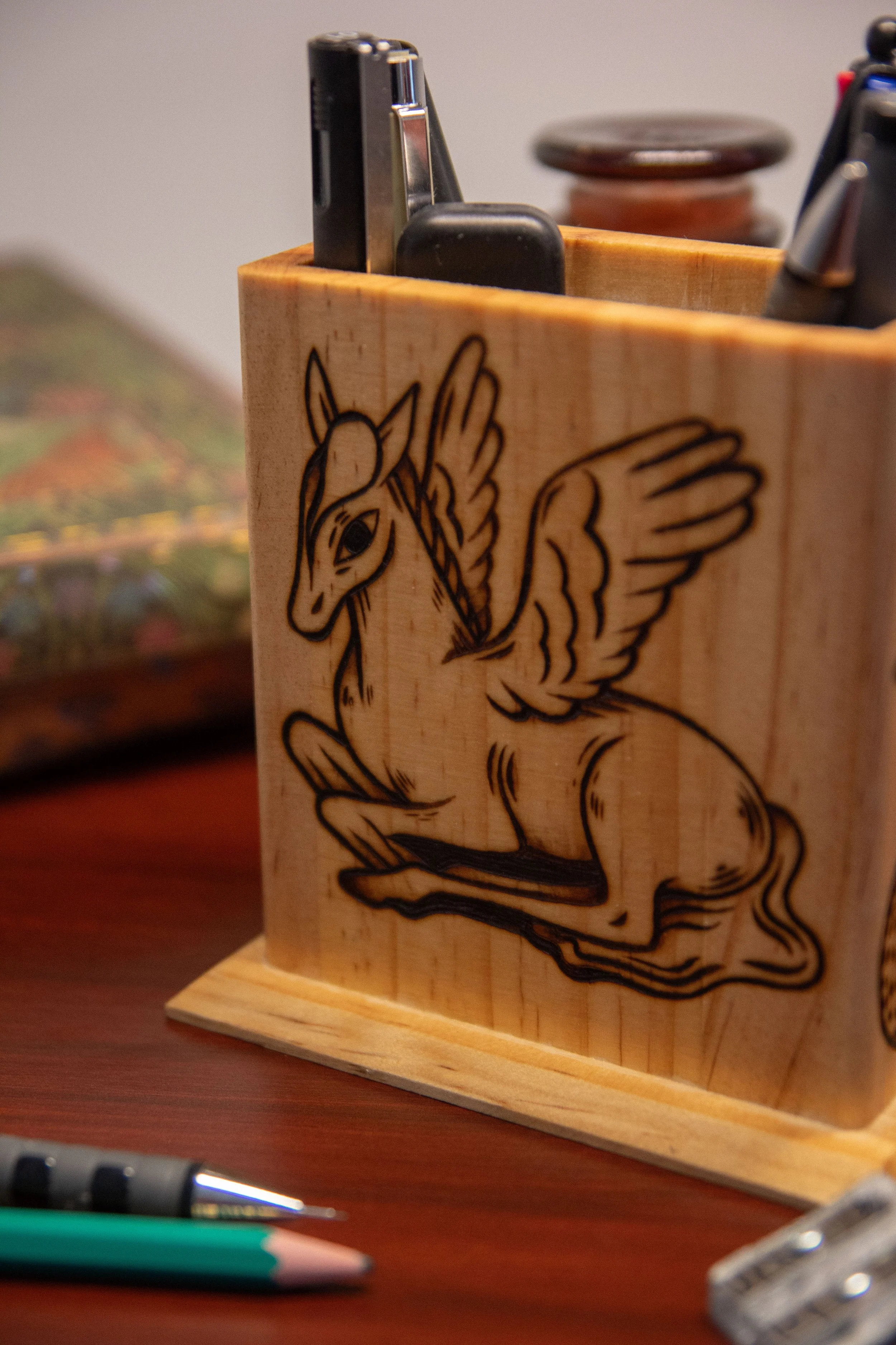 Face avant d'un pot à crayons carré en bois artisanal, montrant une face pyrogravée avec soin représentant un cheval pégase mystique.