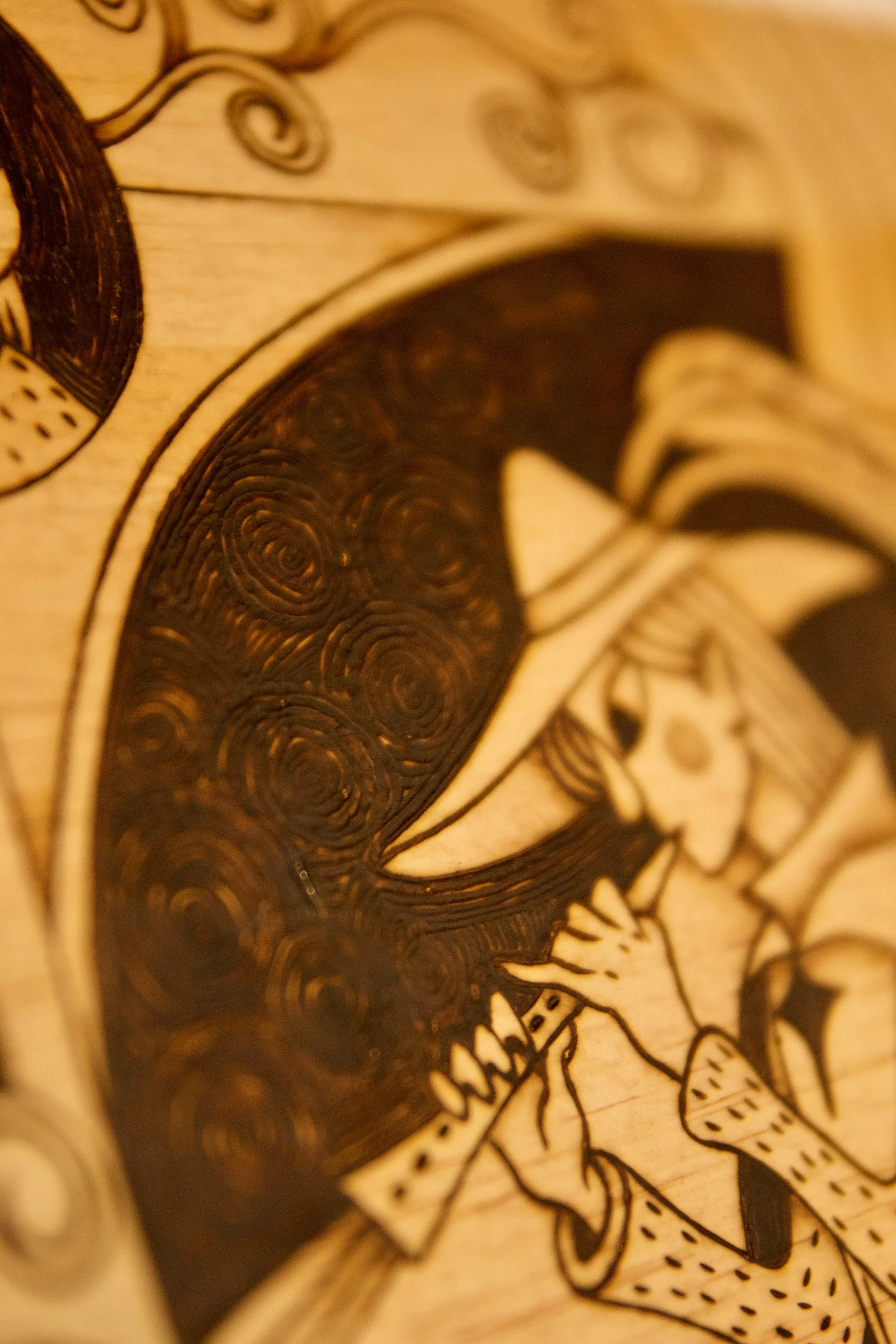 Texture du bois brûlé sur une pyrogravure carrée sur bois représentant le joueur de flûte de Hamelin guidant les rats, entourée d'entrelacs médiévaux.