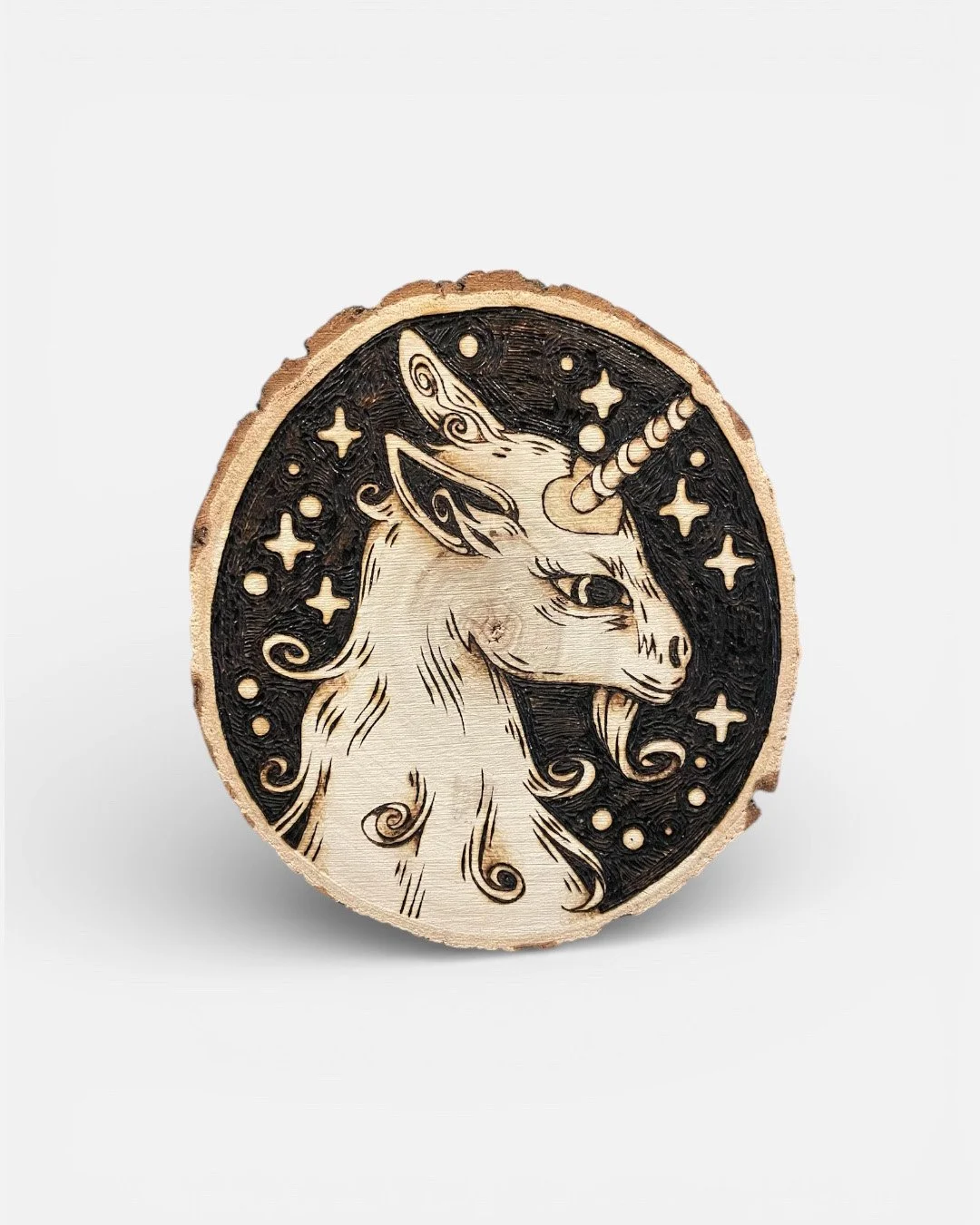 Petite pyrogravure artisanale faite main sur bois brut représentant une licorne inspirée des légendes et des bestiaires médiévaux sur fond blanc.