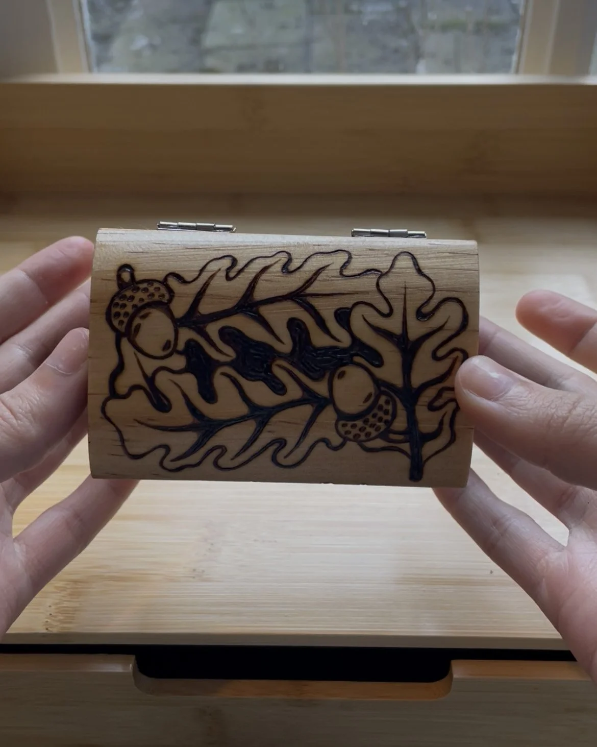Petite boîte mystique en bois pyrogravée à la main avec un motif de cerf majestueux, des nœuds celtiques, des feuilles d'automne et des glands.