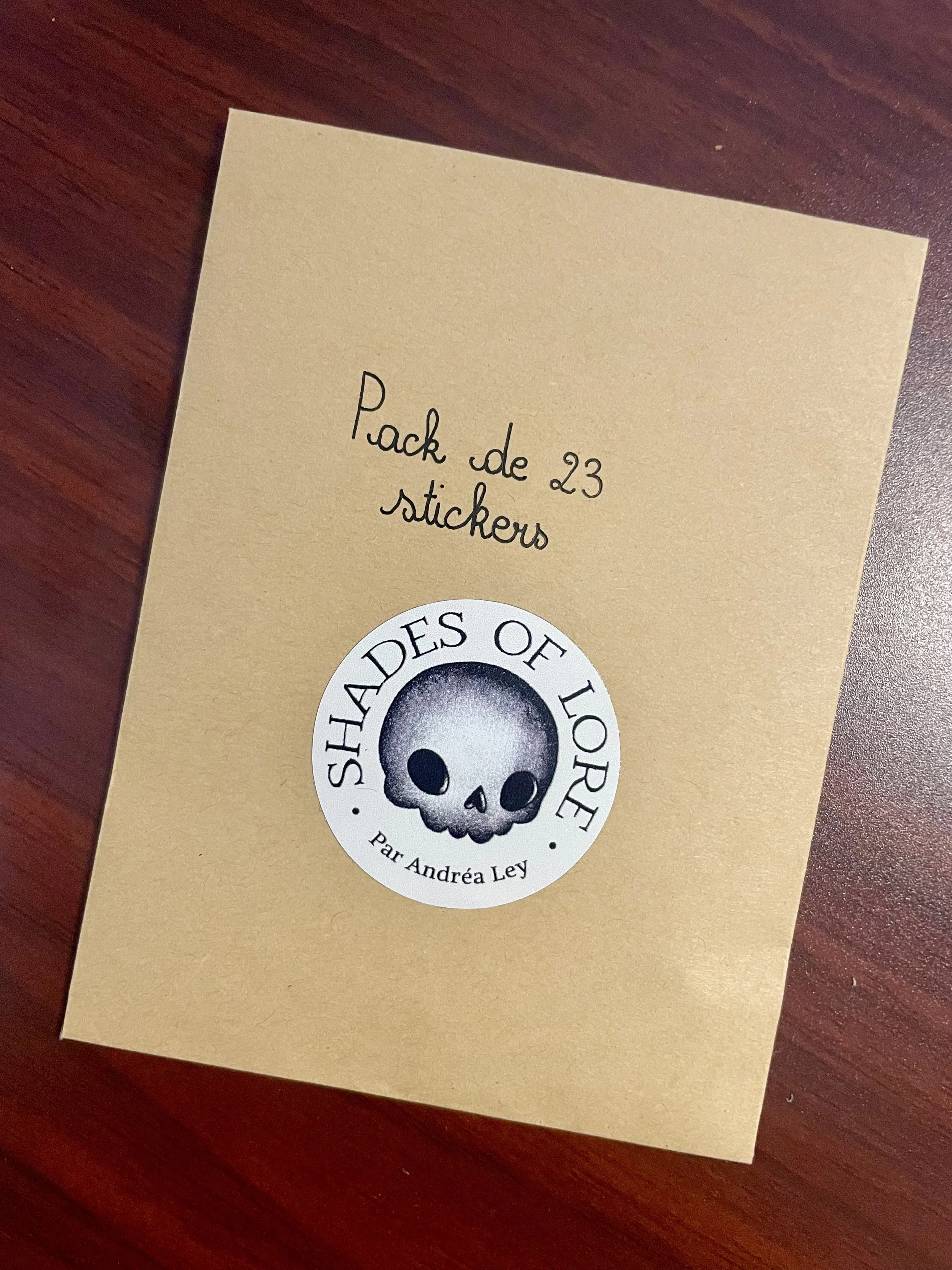 Ensemble de 23 stickers illustrés en noir et blanc de style croquis vintage et mystique, dans son enveloppe fermée et scellée avec le logo de la boutique.