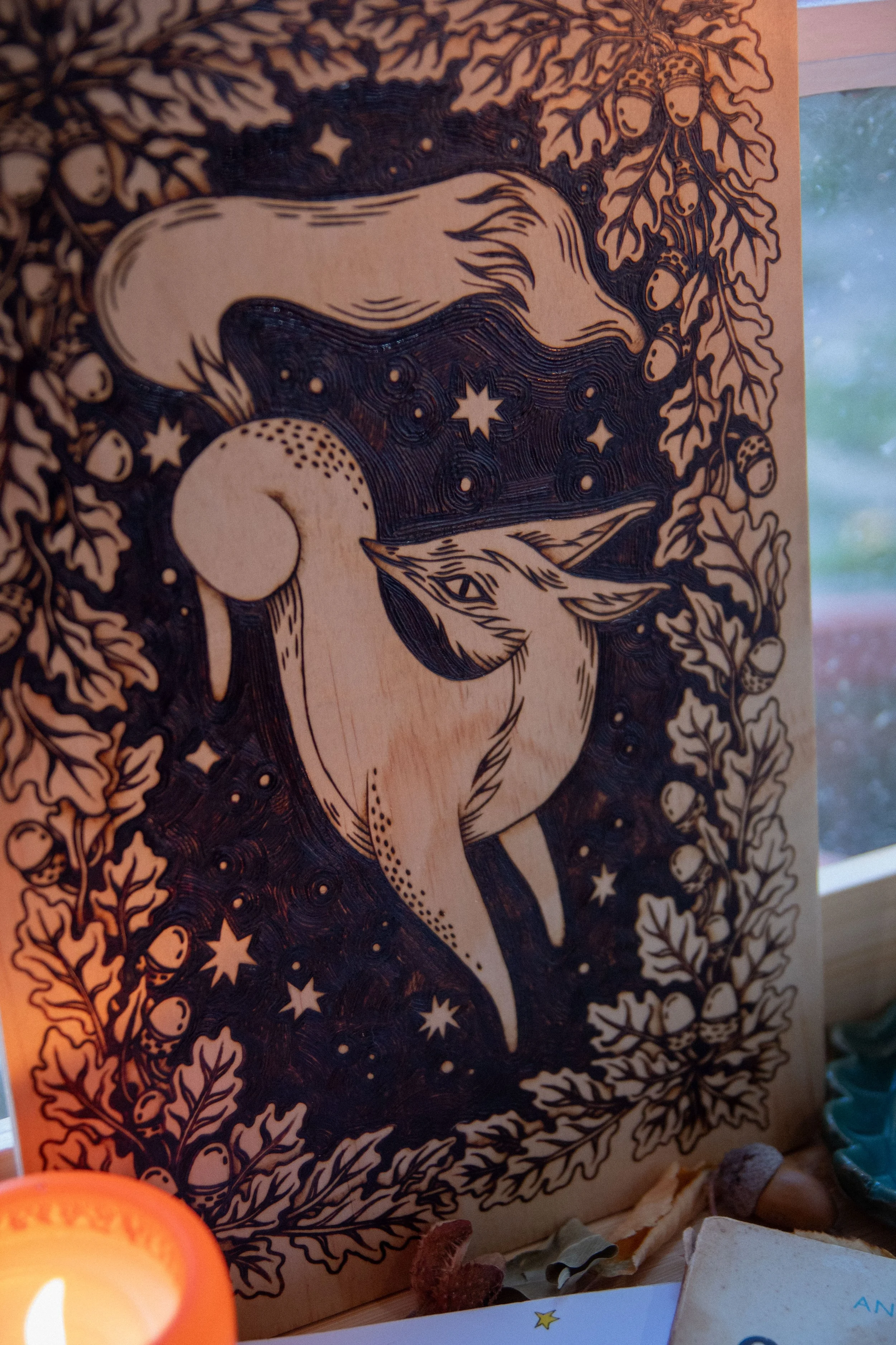Plaque en bois artisanale finement pyrogravée à la main, représentant un renard mystique aux détails ombrés au cœur de la forêt.