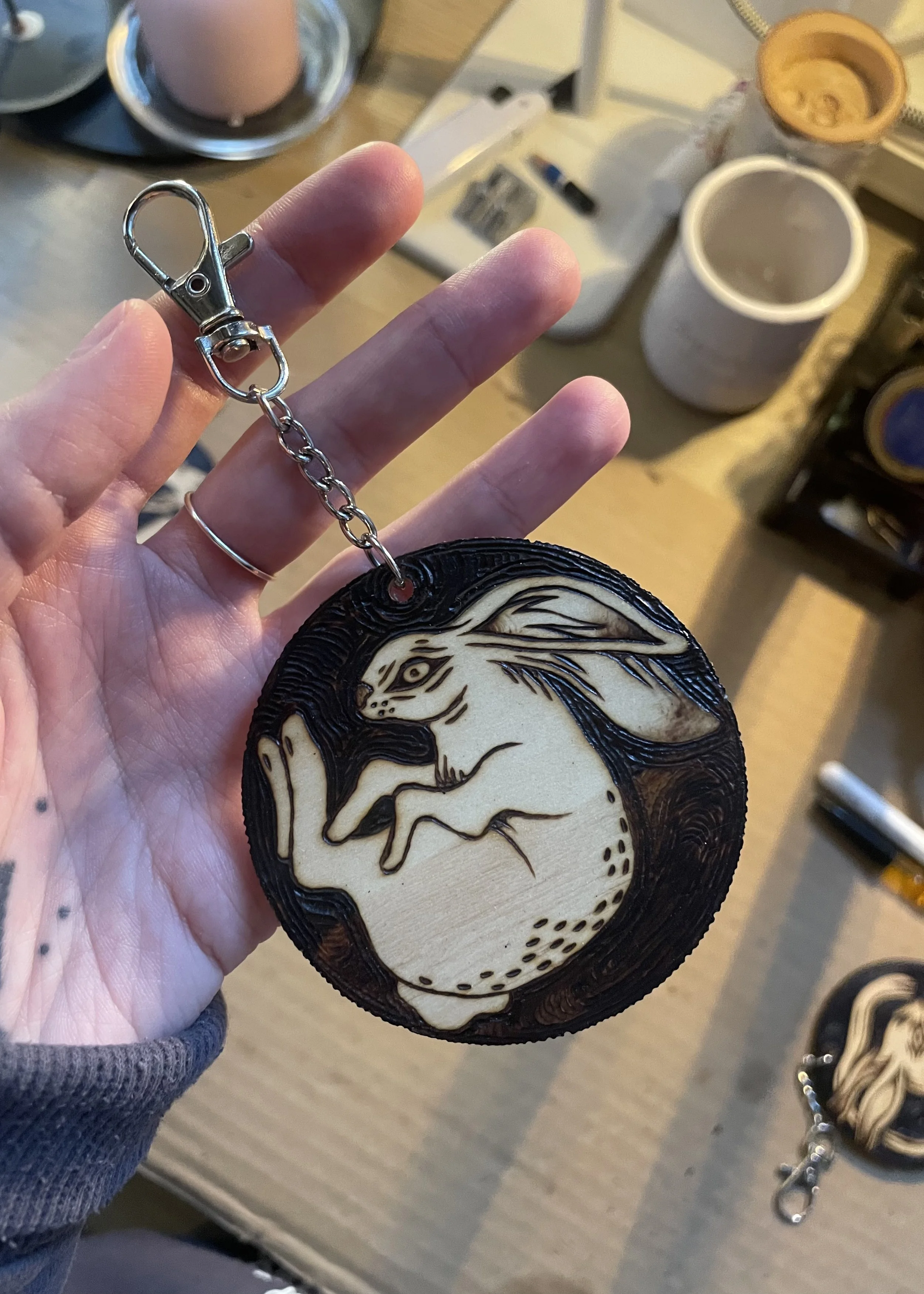 Petit trinket en bois brut fait main représentant un lapin endormi en boule, finement pyrogravé.