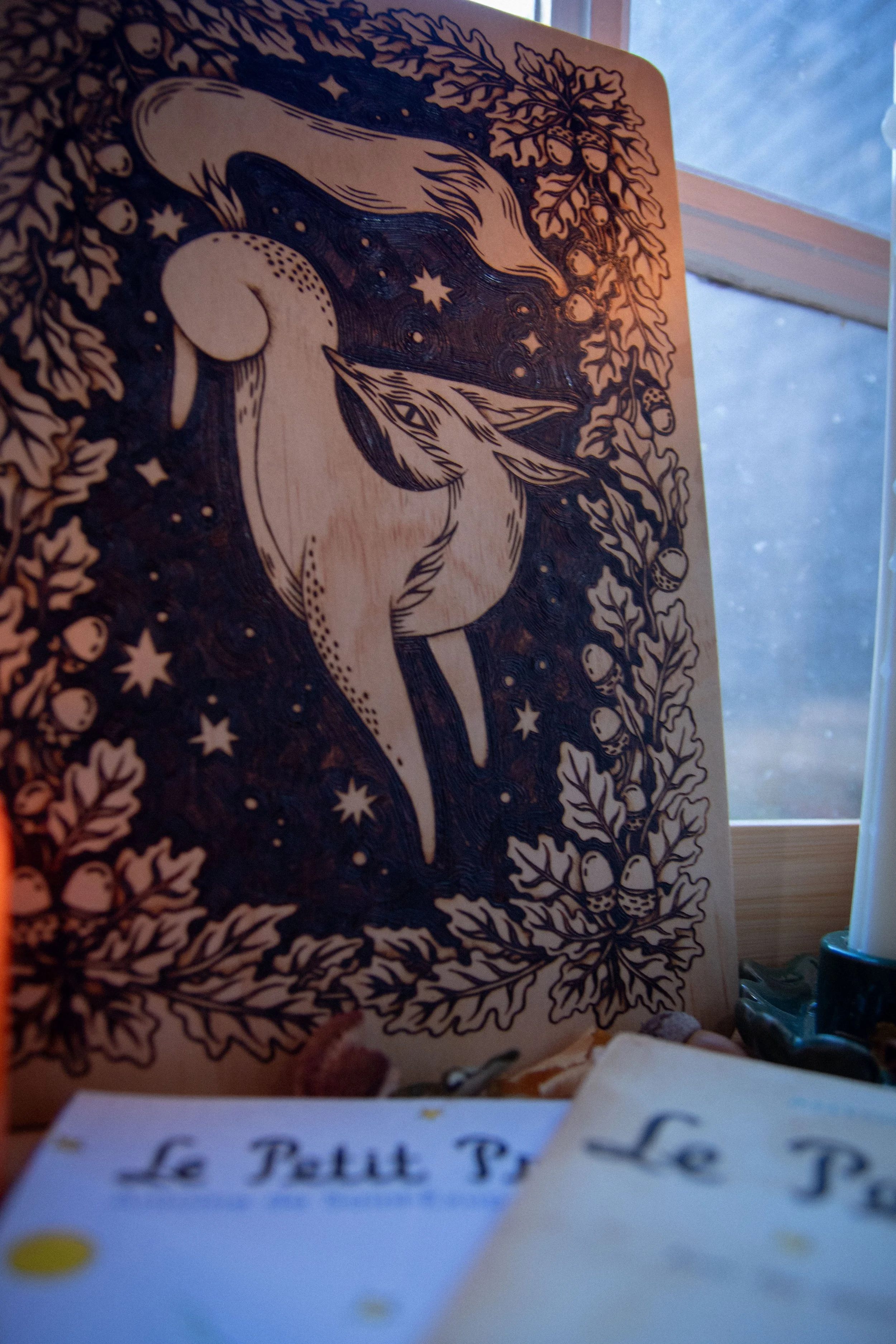 Plaque en bois artisanale finement pyrogravée à la main, représentant un renard mystique aux détails ombrés au cœur de la forêt, idéal pour un décor de chambre d'enfant.
