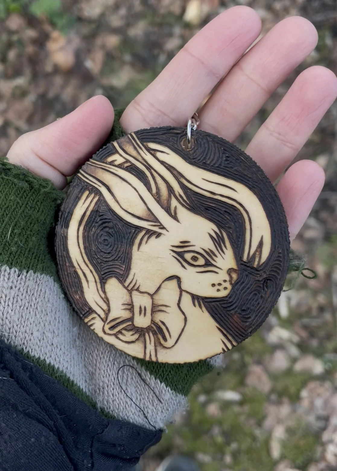 Porte-clé en bois artisanal pyrogravé à la main représentant un petit lapin mignon portant un nœud girly.