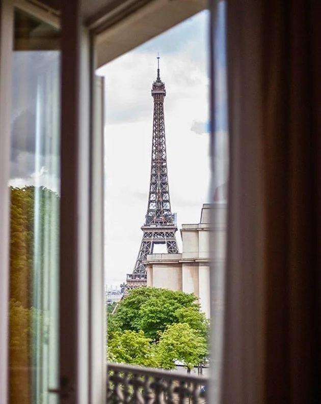 C U R I O U S 
some familiar views never lose their magic. 🪄

This one from Anne&rsquo;s stay at La R&eacute;serve was one of them.

@lareserveparis 🇫🇷