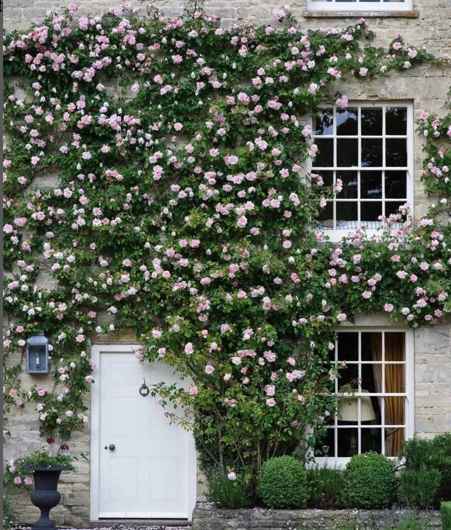 S P R I N G 
they say it&rsquo;s spring. a house in bloom.

📸 Britt Willoughby Dyer | @houseandgardenuk