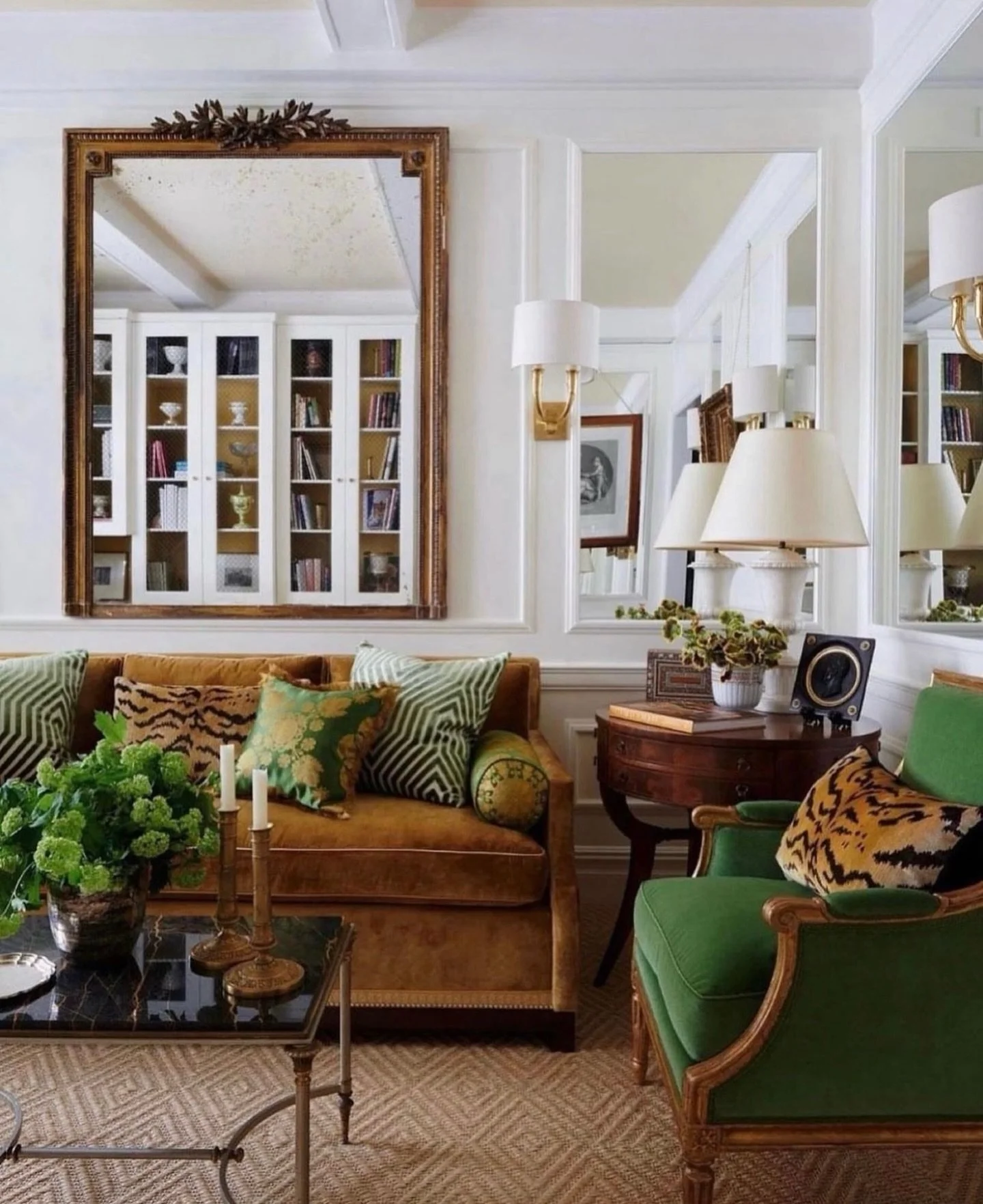 L A Y E R E D
good layering gives a room richness, balance,
and soul.✨

Design @marshallwatsondesigner 
Stylist @carolynenglefield 
📸 @maxkimbee