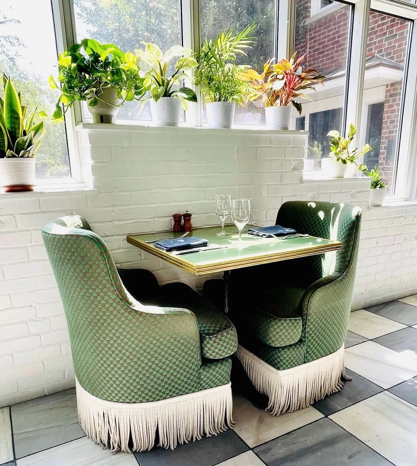 G E T A W A Y
anne loved spending time in the conservatory at the vanderbilt hotel in newport, ri. a delightful lunch set against one of design&rsquo;s greatest luxuries, natural light.☀️

📸 @condadovanderbilt