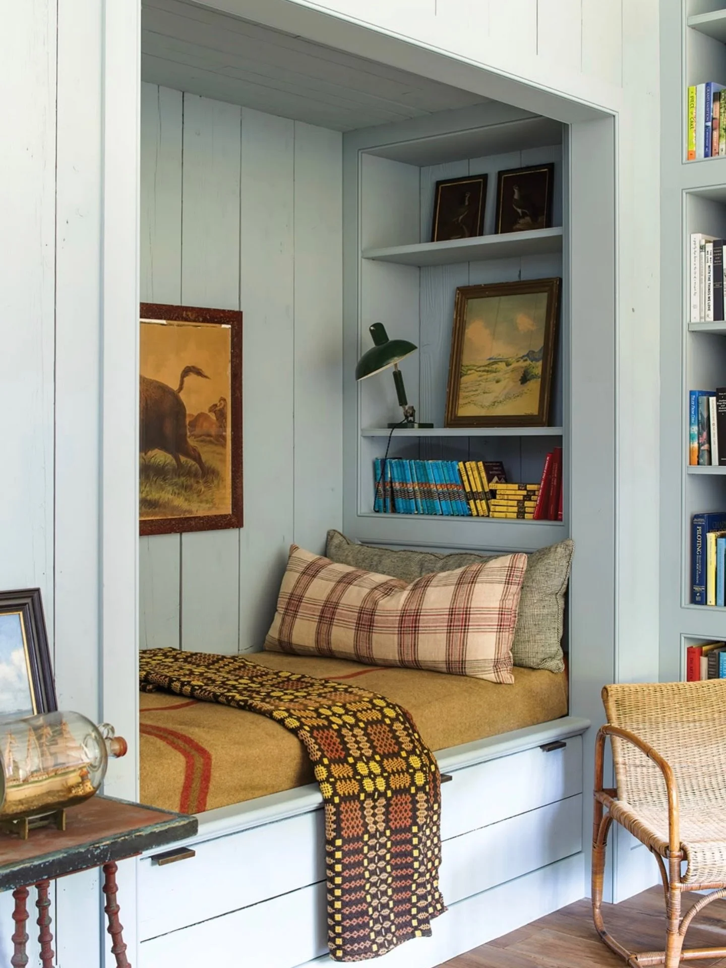 C U R I O U S
A Sunday kind of love is a corner like this. 📖

A book nook for slow afternoons, favorite pages, and the kind of quiet that lingers long after the day is done.

Designed by @ritakonig &amp; @gilschaferthearchitect ✨

📸 by @ericpiaseck