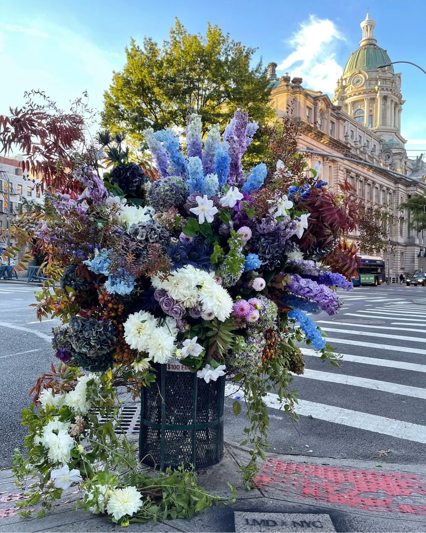 F L O R A L S
for Spring? Groundbreaking. 

But only when done like this. ✨

📸 @lewismillerdesign 

#ClassicAndCurious #FloralDesign #lewismillerdesignflowers #FlowerFlash